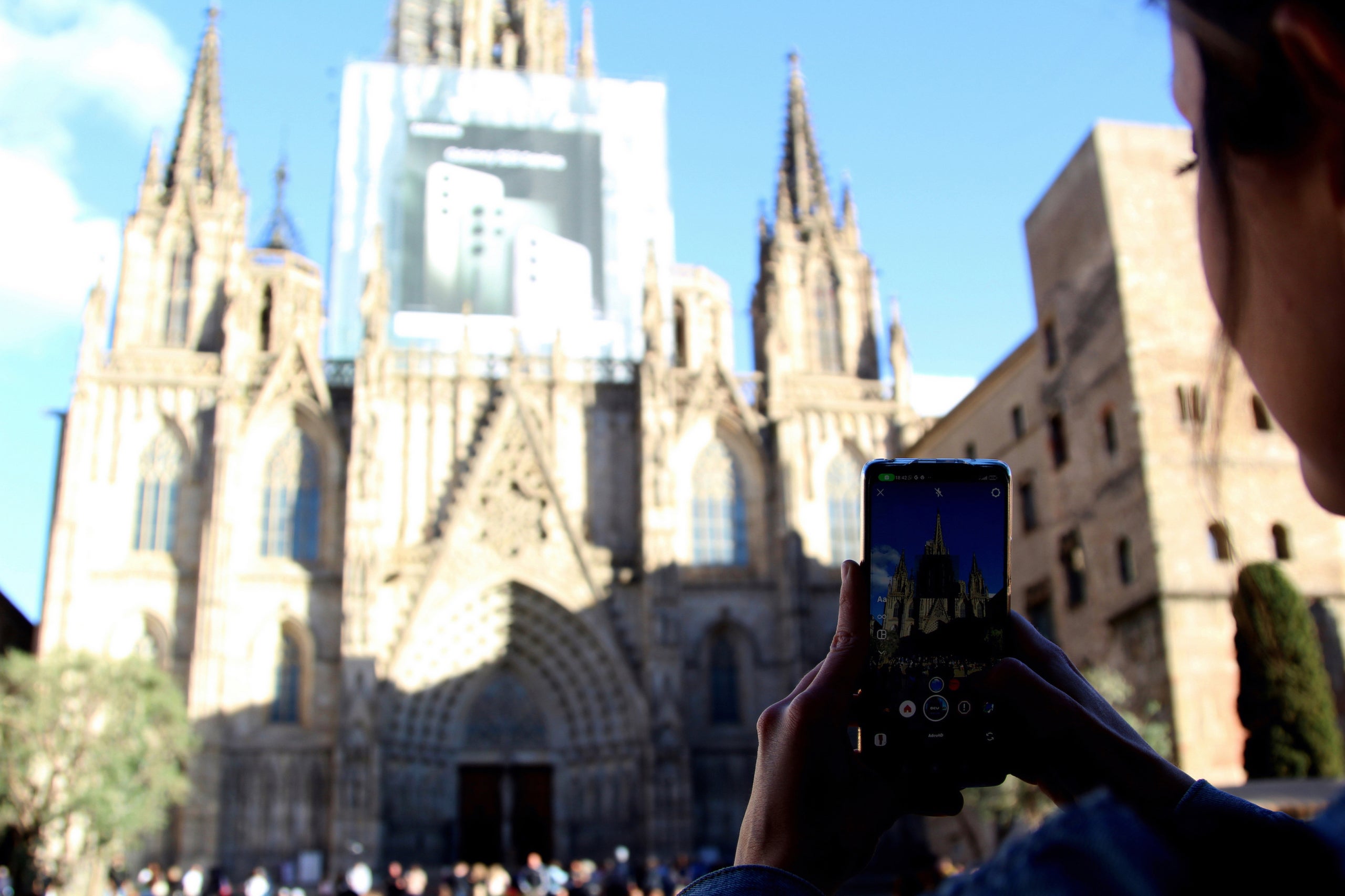 El filtre reprodueix la part del cimbori de la Catedral de Barcelona tapat per la lona publicitària / A.R.