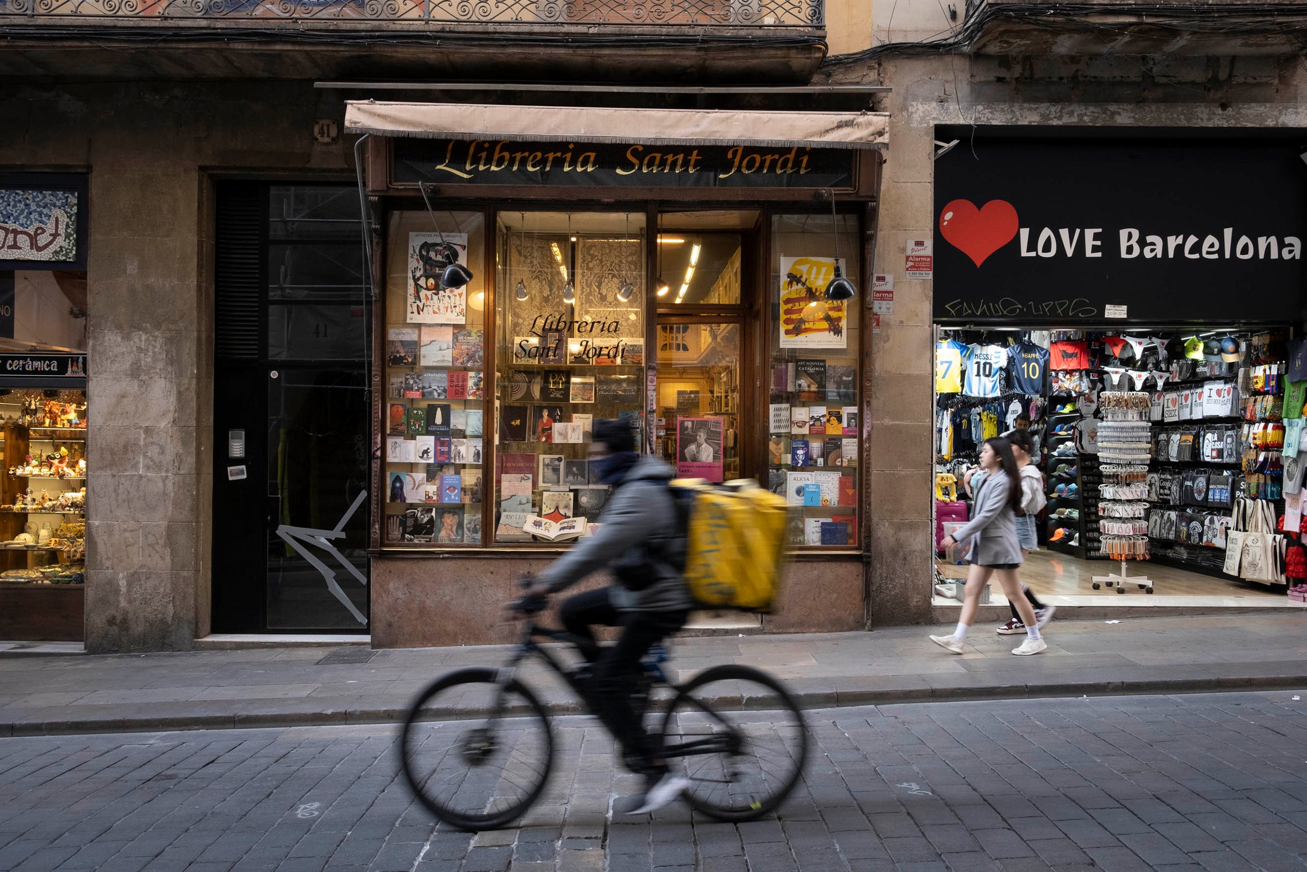 La llibreria Sant Jordi, quan encara era oberta / Jordi Play