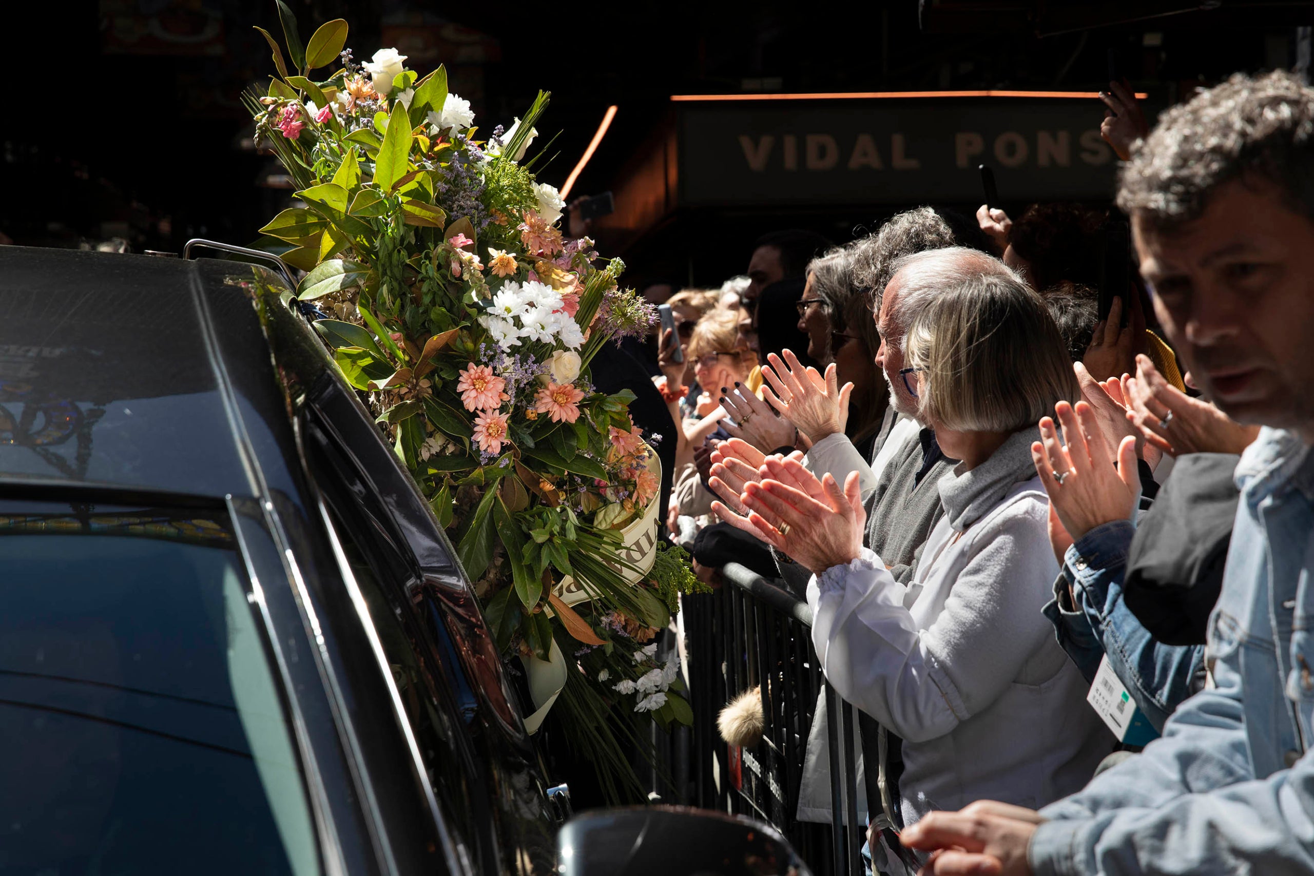 El Mercado de La Boqueria despide a Juanito, Joan Bayen, Pinocho de la Boqueria. flores, muerte, despedida, entierro