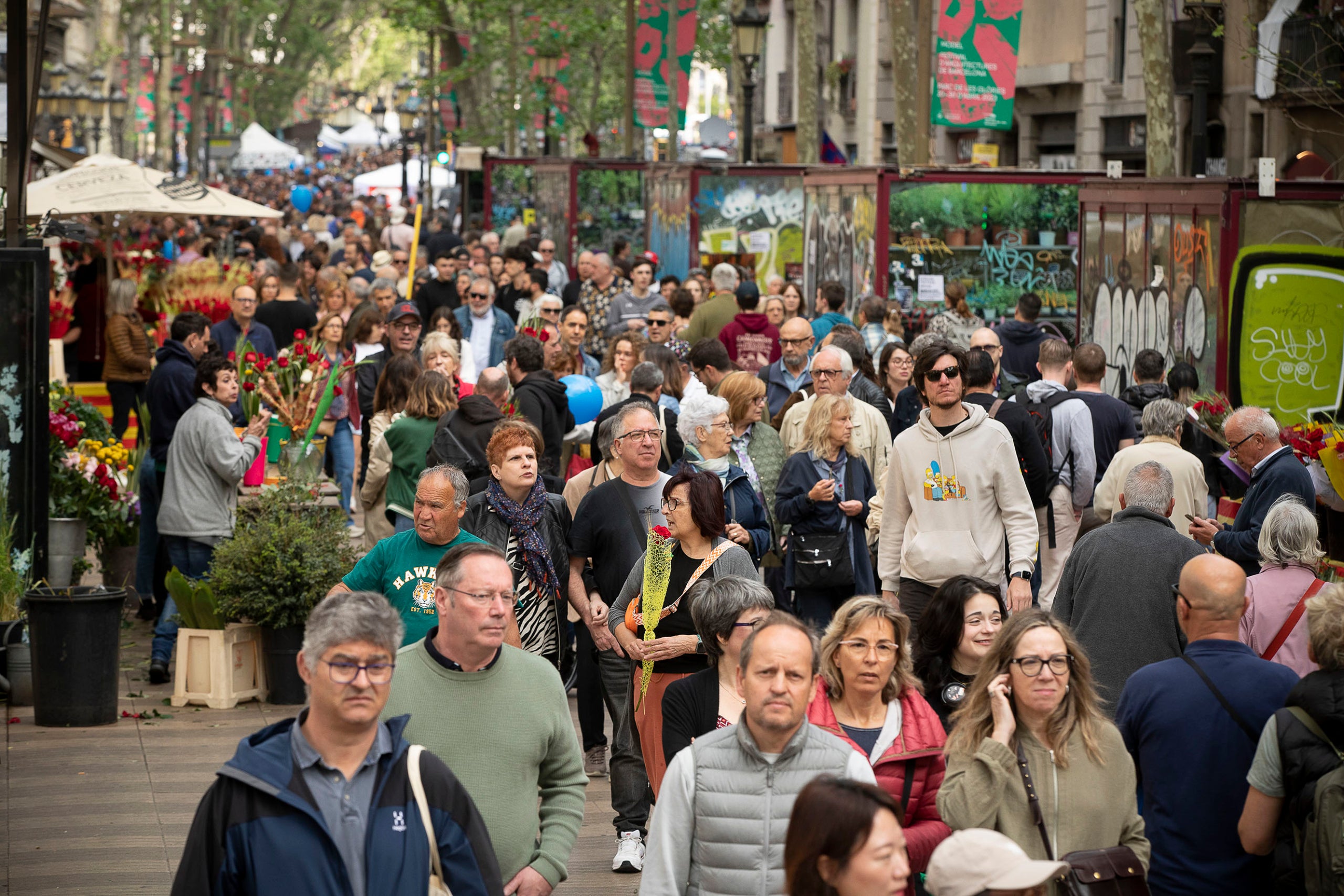 Una imatge d'arxiu de la diada de Sant Jordi de l'any passat / Jordi Play