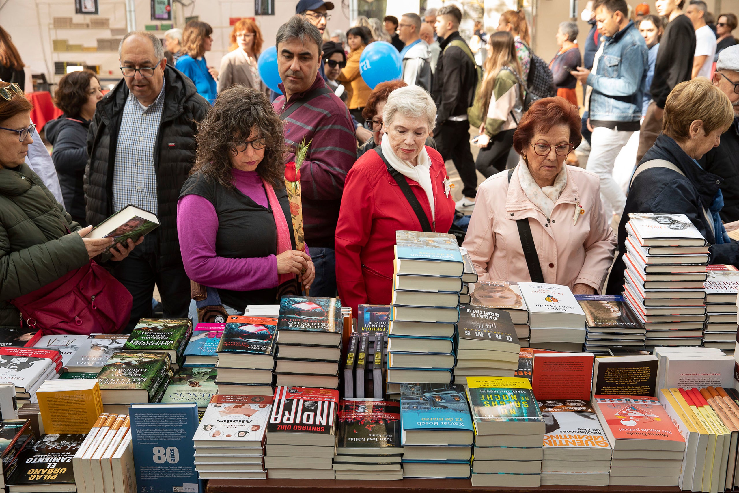 Diada de Sant Jordi al centre de Barcelona.
foto: Jordi Play