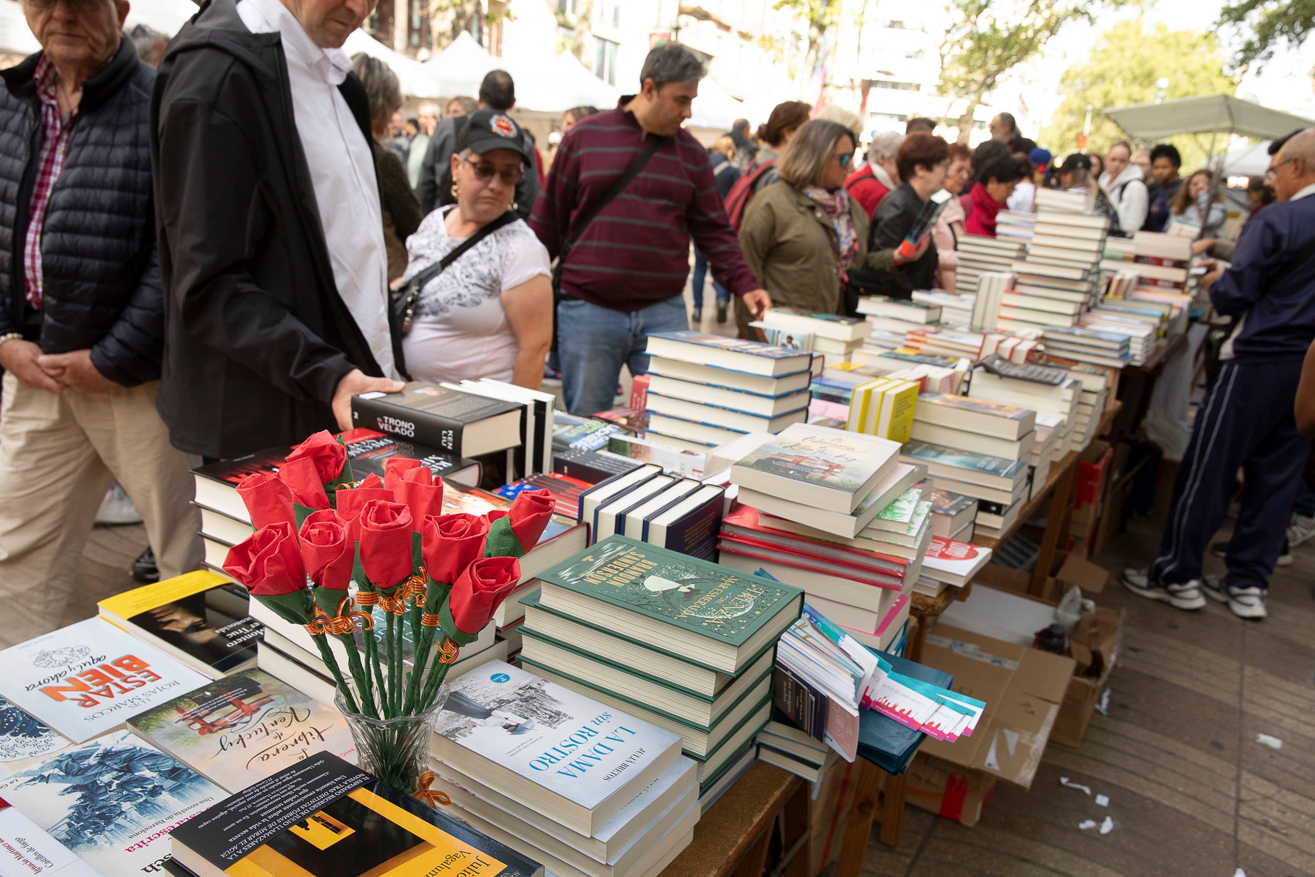 Diada de Sant Jordi al centre de Barcelona. Les Rambles. venda de llibres lectura llegir rosa