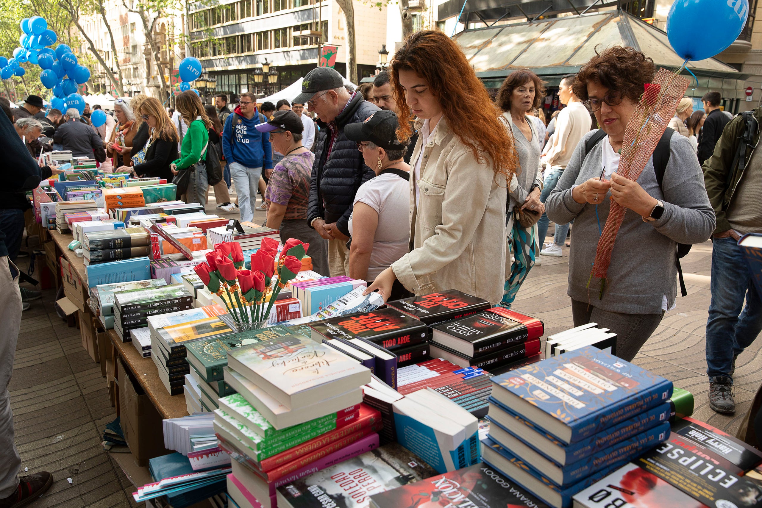 Enguany Sant Jordi arriba amb polèmica pel copagament de les parades / Jordi Play