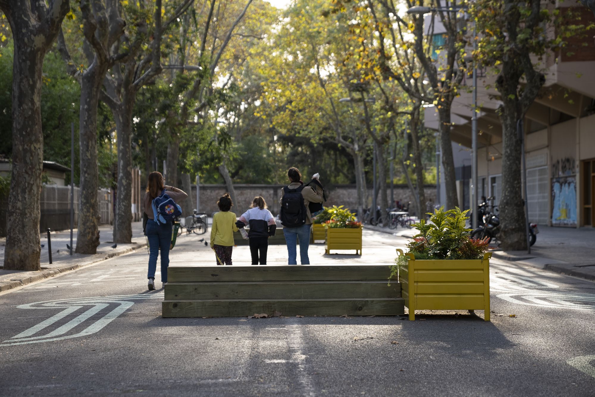 Una família passeja al voltant de l'Escola Antoni Brusi | Ajuntament