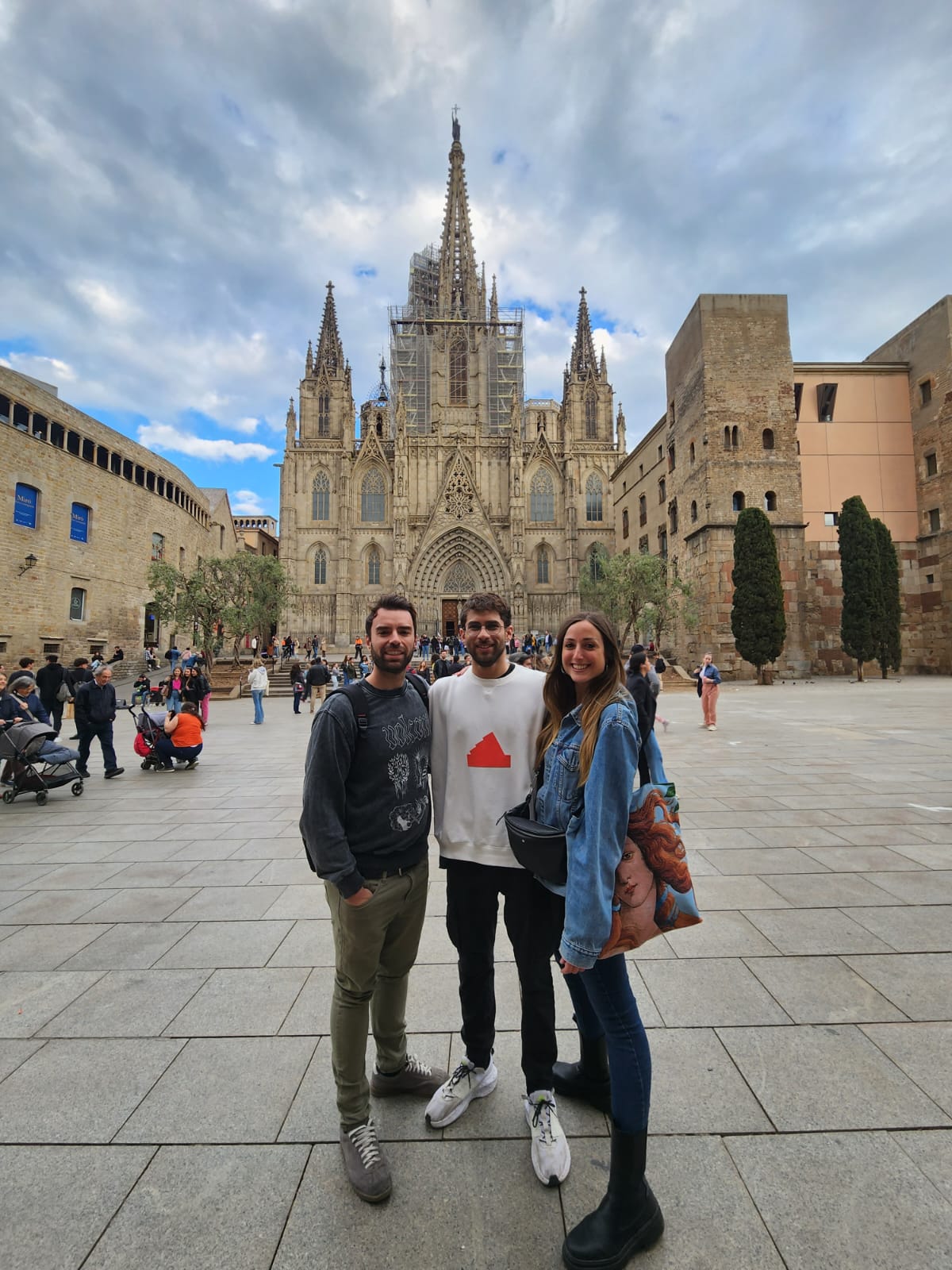 Los artífices de la campaña publicitaria que borraba temporalmente la lona ponen ante el templo sin el anuncio / Brother