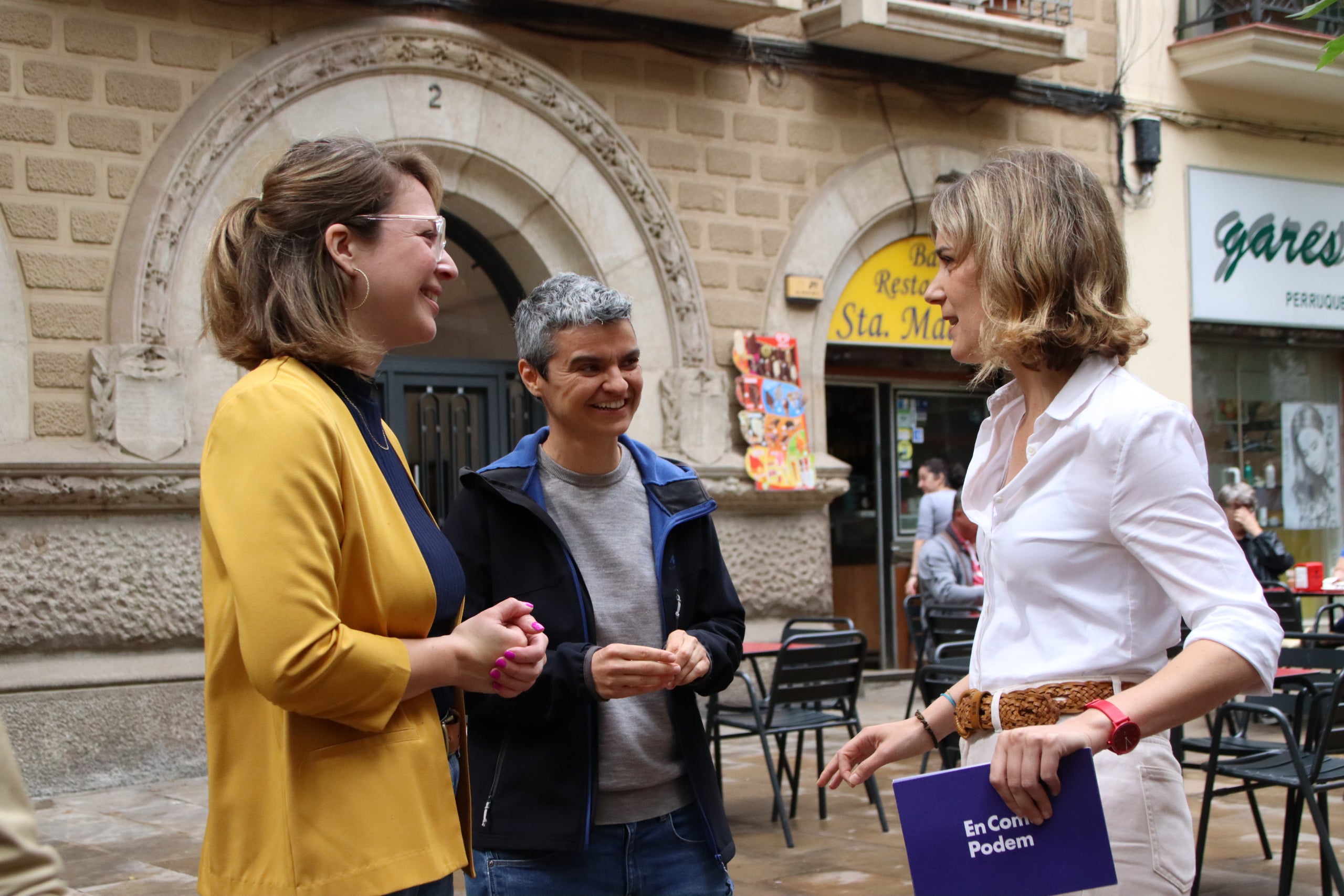 Janet Sanz, Lucía Martín i Jéssica Albiach aquest dimarts a la plaça de Santa Madrona / Blanca Blay (ACN)