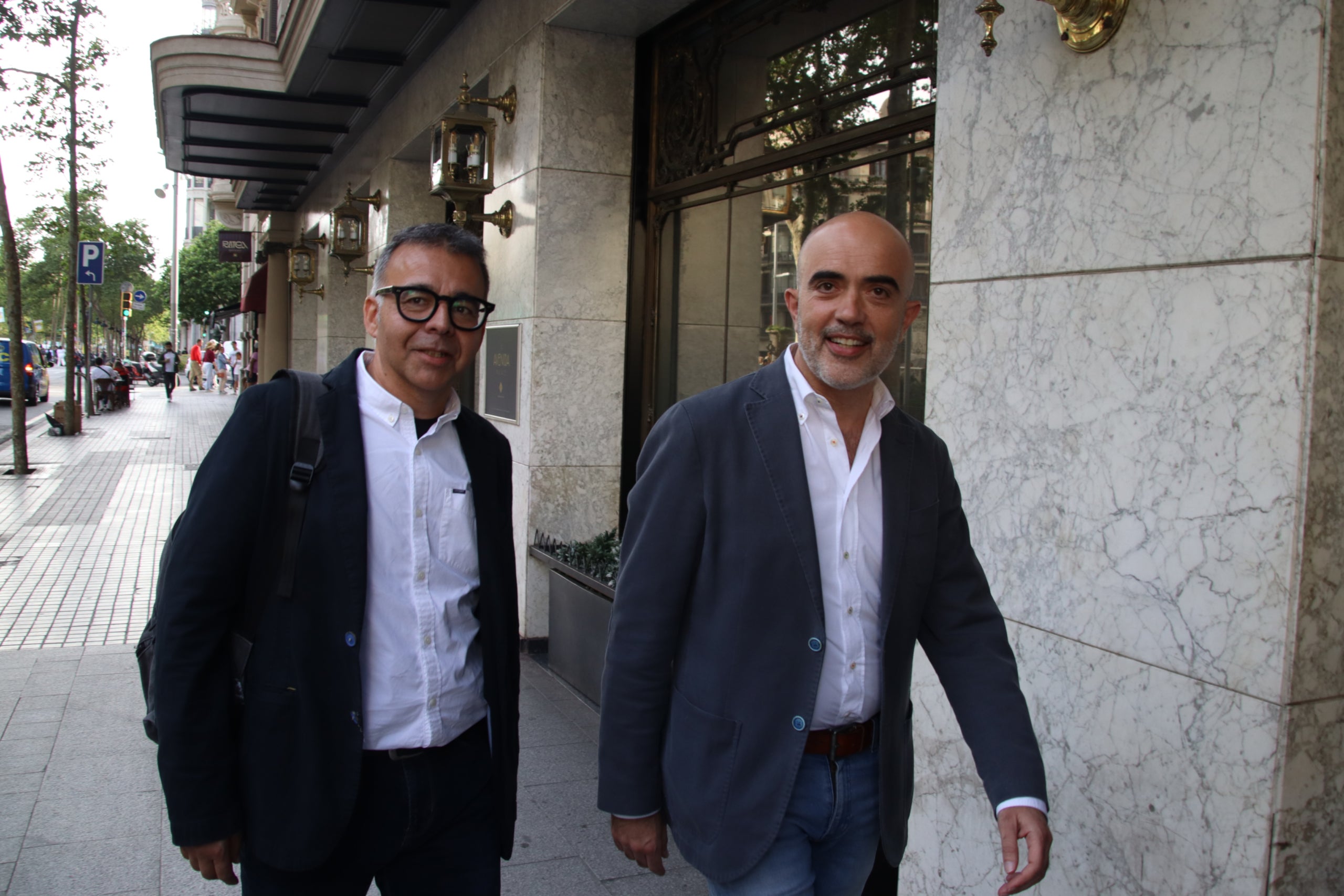 El candidato del PP a la alcaldía de Barcelona, Daniel Sirera, con el número 4 de la candidatura, Víctor Martí, en la entrada del Hotel Avenida Palace, donde hará el seguimiento electoral / ACN