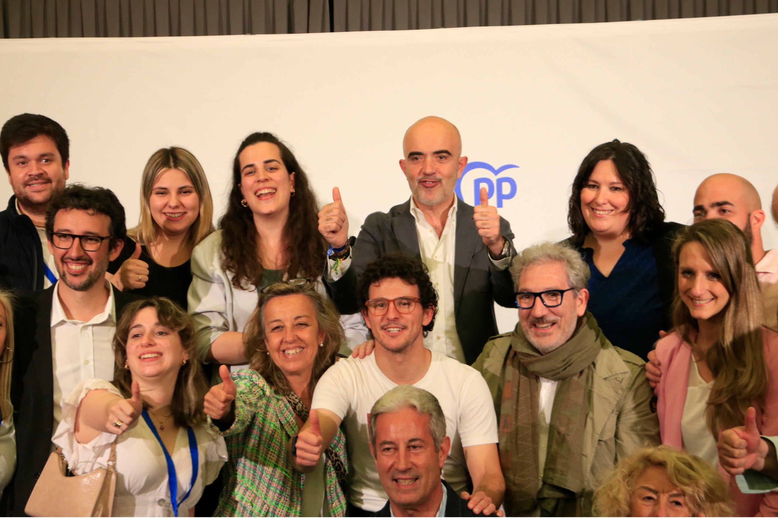 El alcaldable del PP en Barcelona, Daniel Sirera, celebrando los resultados electorales con su equipo. Fecha de publicación: domingo 28 de mayo del 2023, 23:25 Localización: Barcelona Autor: Laura Fíguls