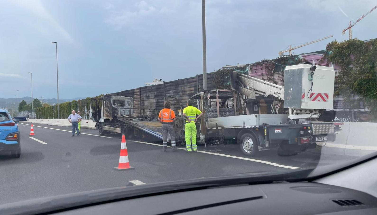 Els dos camions incendiats que han provocat quilòmetres de cua a la sortida de Barcelona per la Diagonal / Q.S.