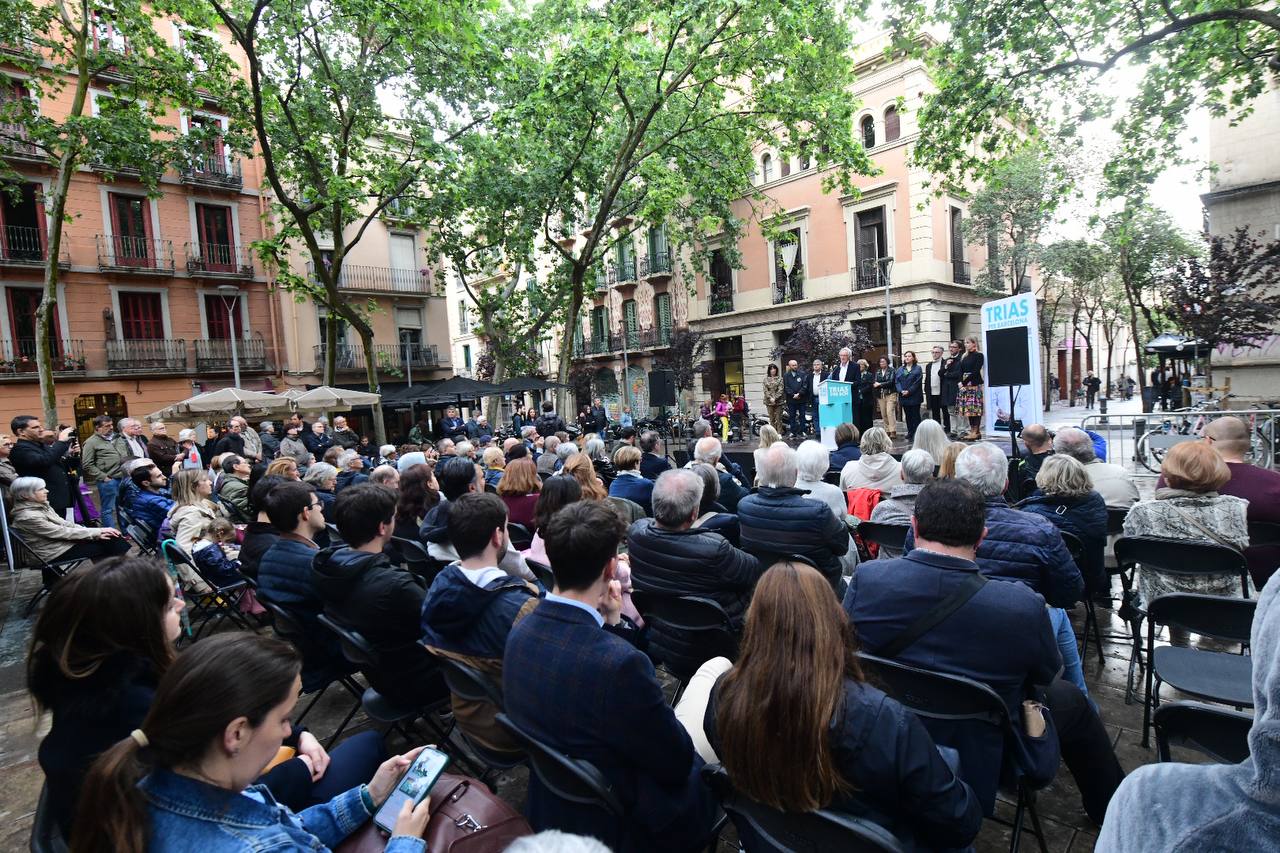 La plaça de la Virreina s'ha omplert de militants i simpatitzants malgrat la pluja / Junts