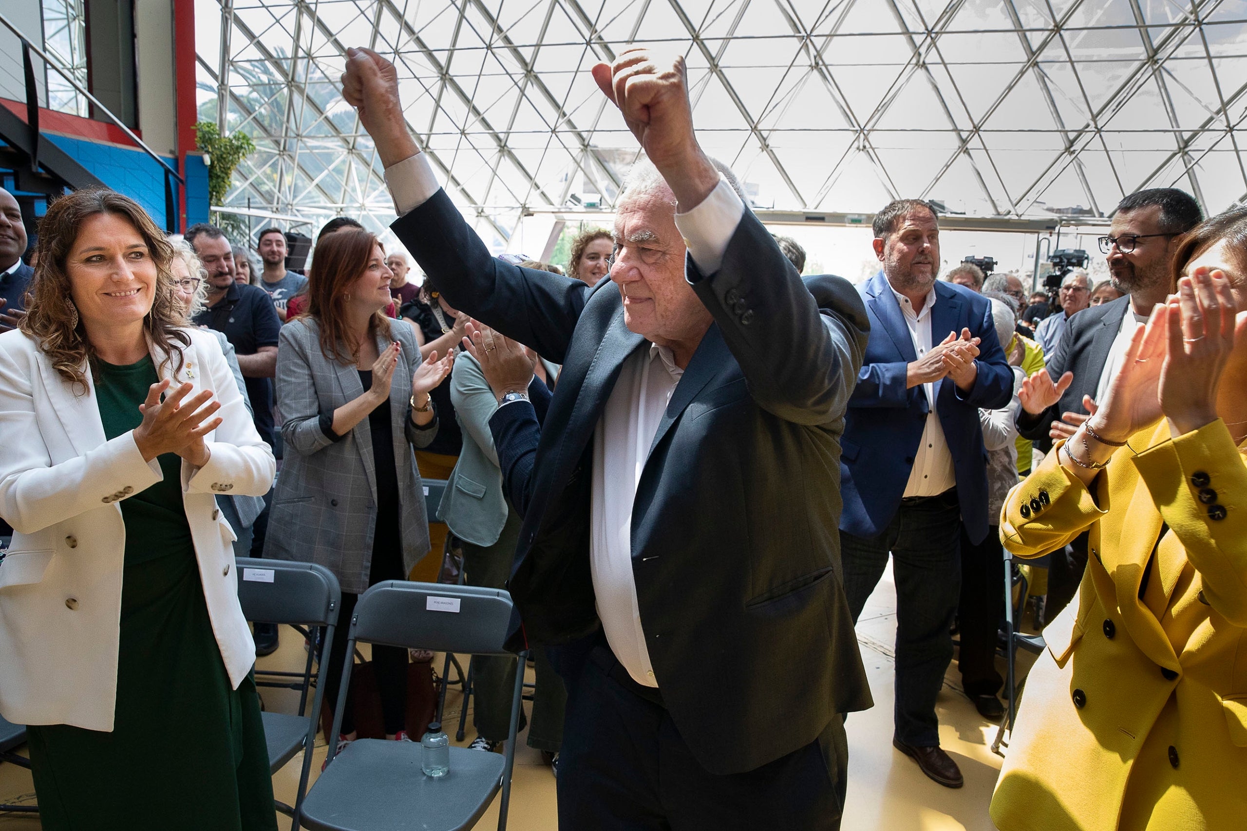 Ernest Maragall, aplaudit a Fira de Cornellà, on ERC ha fet l'acte central de campanya JORDI PLAY 