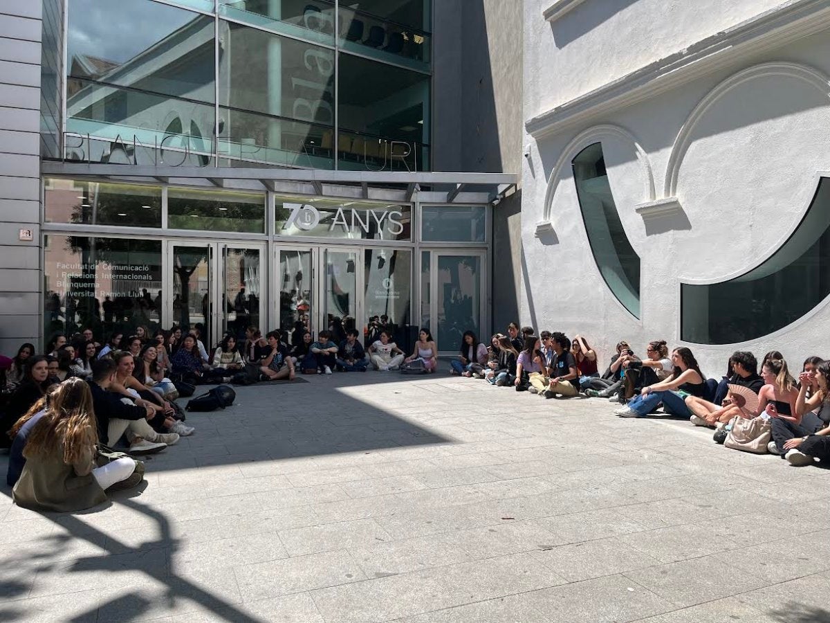 Estudiants de la Blanquerna protesten davant de la Facultat de Comunicació contra el professor acusat d'assetjament / ACN