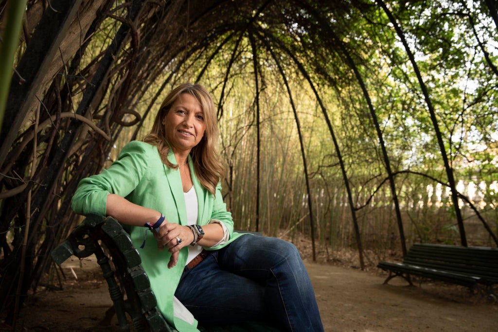 Eva Parera, candidata a l'alcaldia de Barcelona per Valents, als Jardins del Palau de Pedralbes.