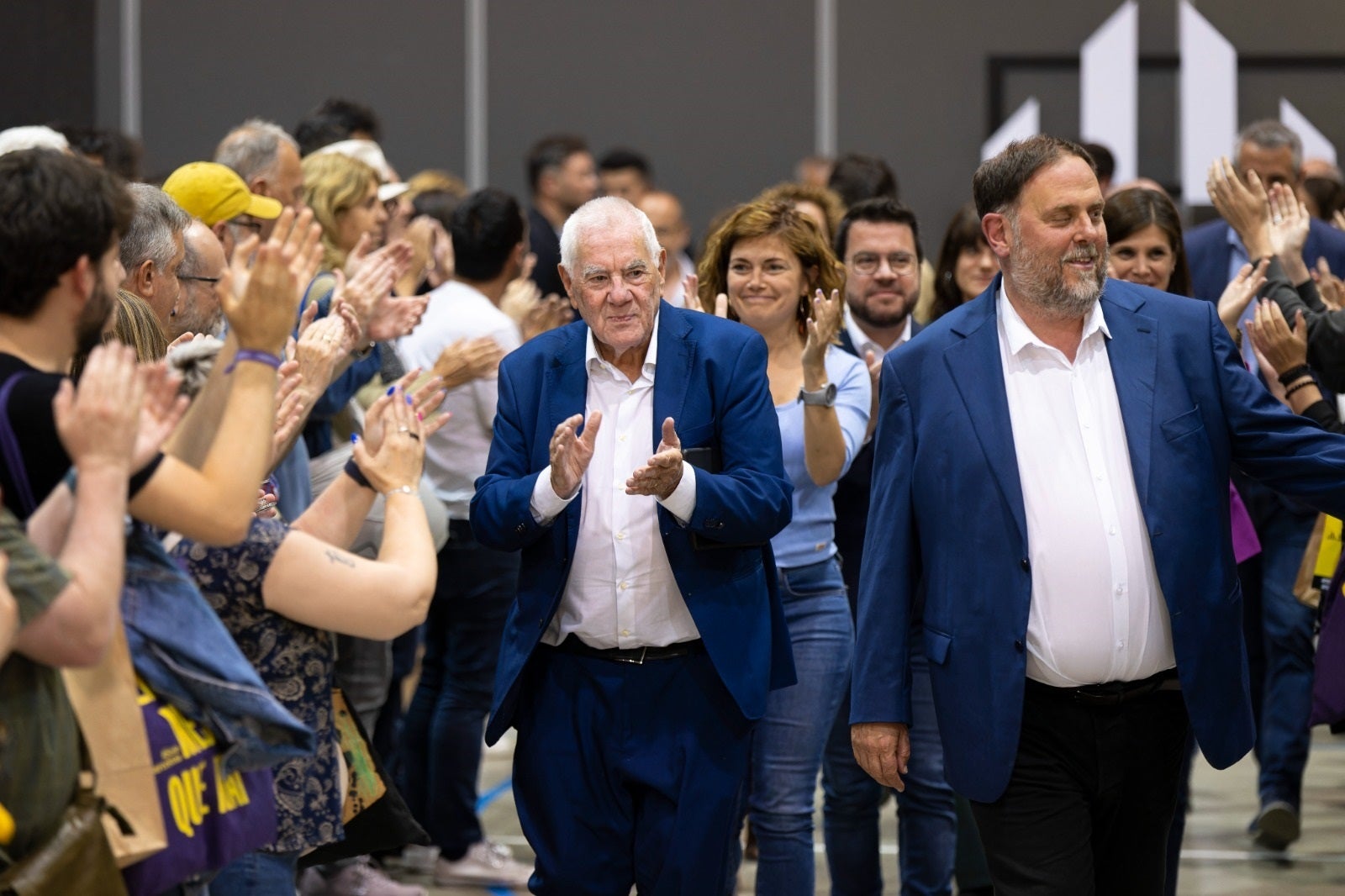 Oriol Junqueras i Ernest Maragall en el moment de dirigir-se a l'escenari de la seu electoral d'ERC d'aquestes municipals/ Lorena Sopena