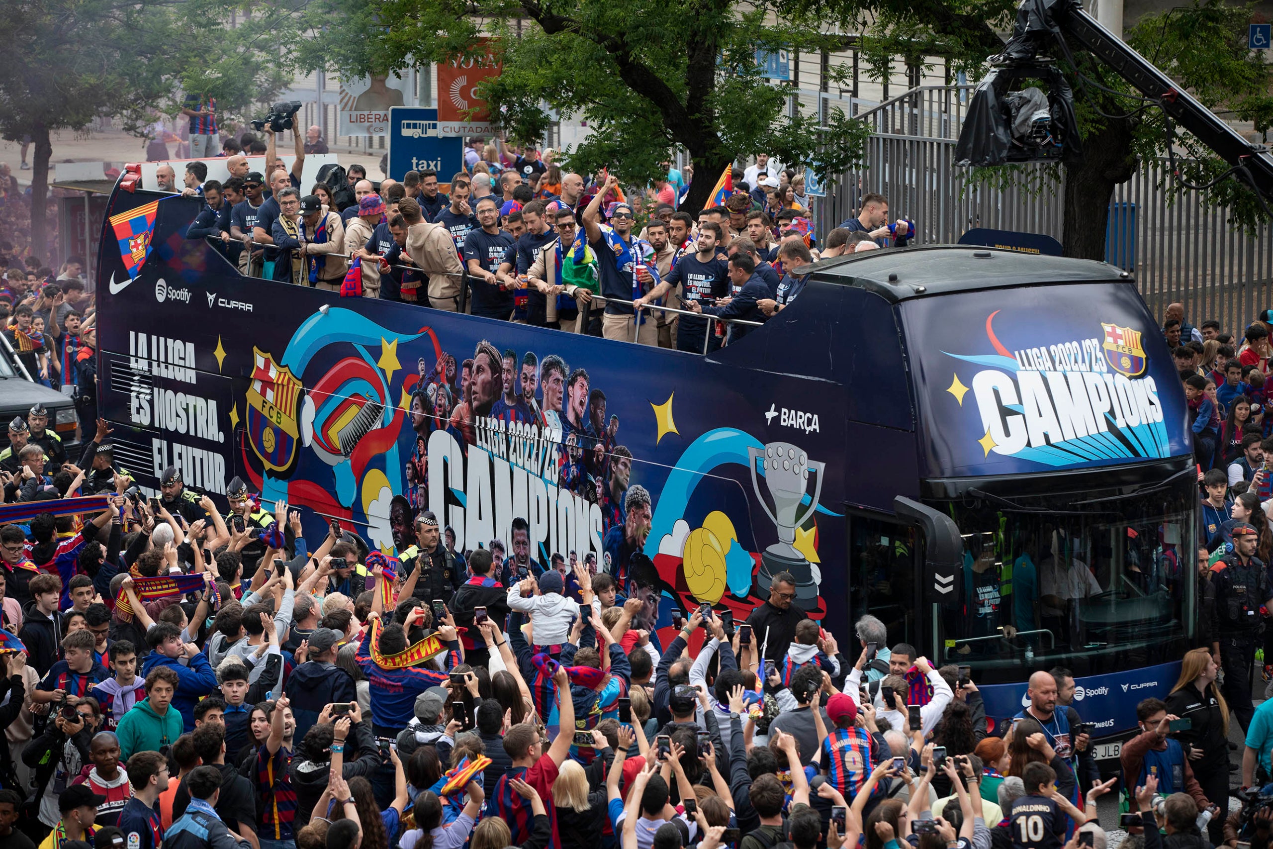 15.05.2023, Barcelona
Desfile de las secciones de fútbol femenino y masculino del FCBarcelona para celebrar los títulos de liga a su paso por Travessera de les Corts.
foto: Jordi Play