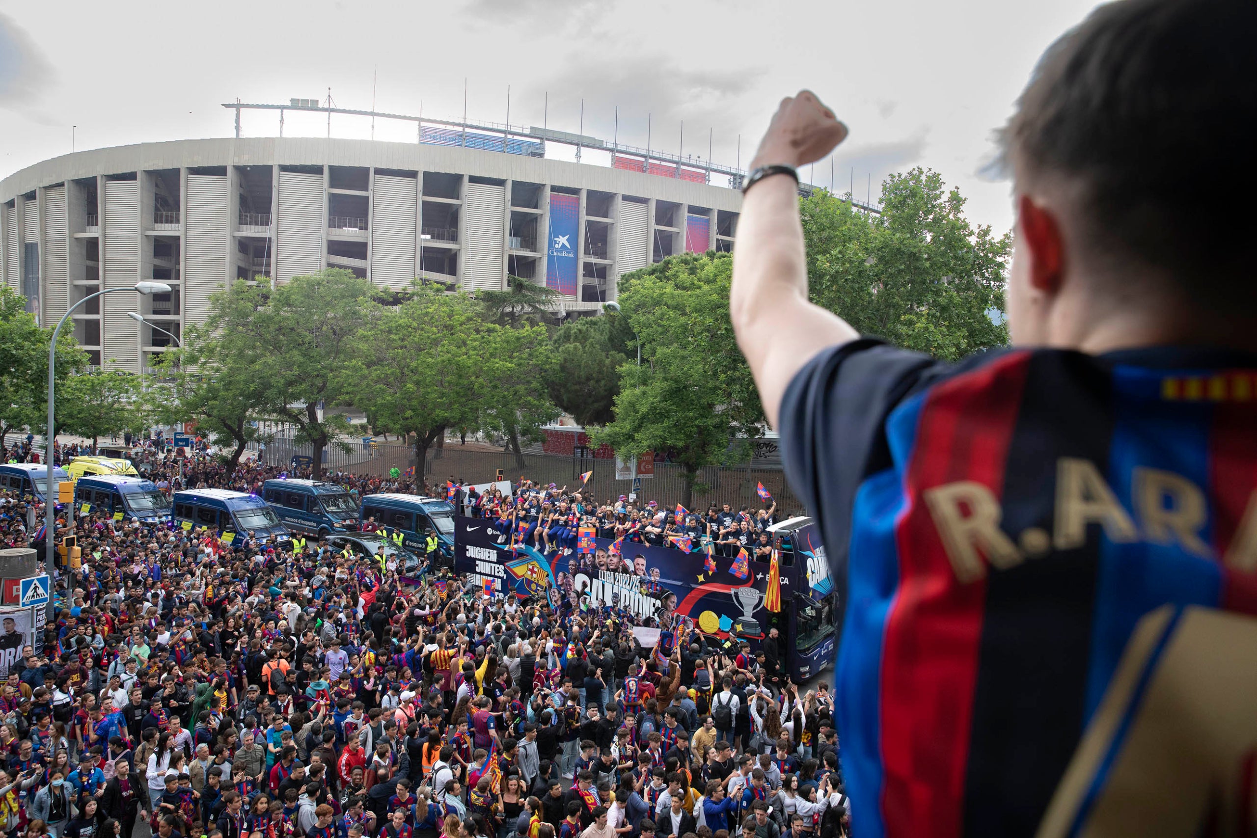 Rua de les seccions de futbol femení i masculí del FCBarcelona per celebrar els títols de lliga al seu pas per Travessera de les Corts. Barça, aficionats, Camp Nou, autocar descapotable,