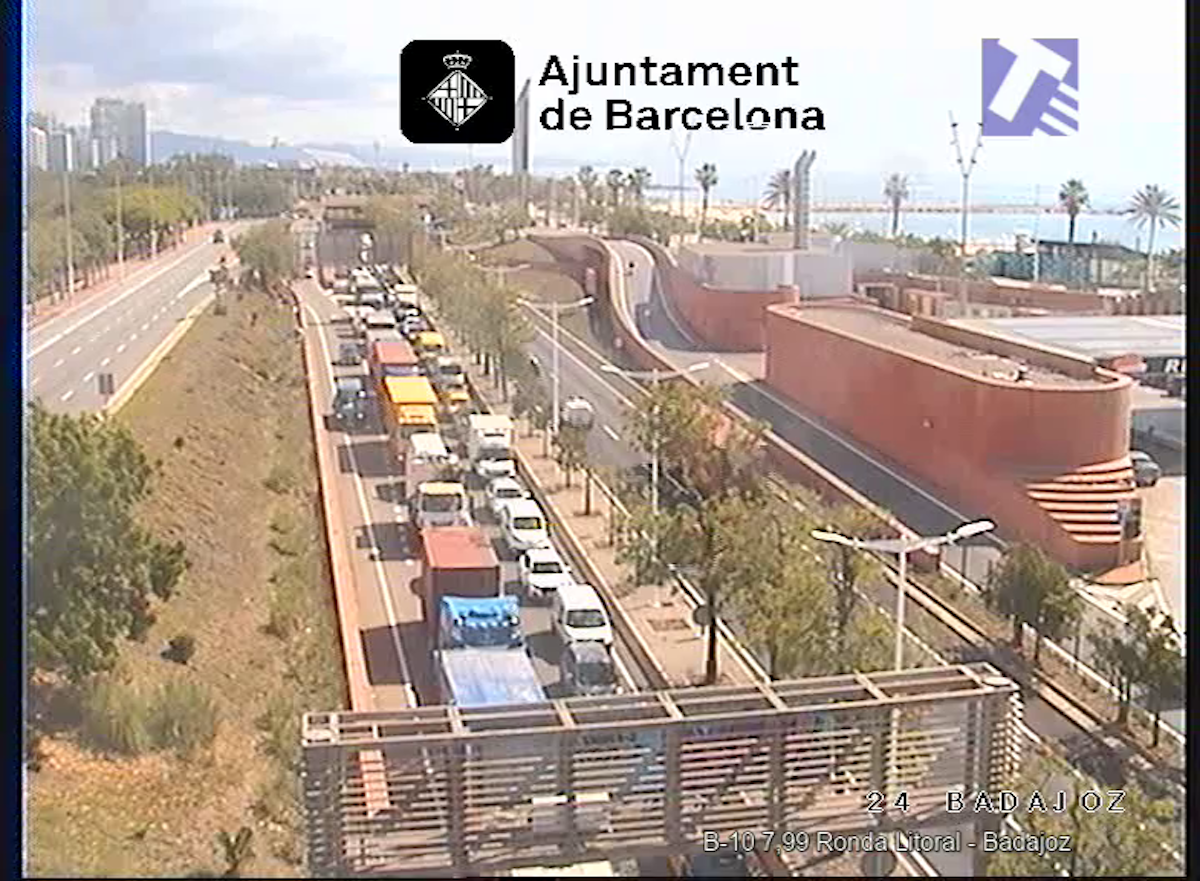 Situació actual de congestió a la ronda del Litoral a causa d'aquest accident / SCT