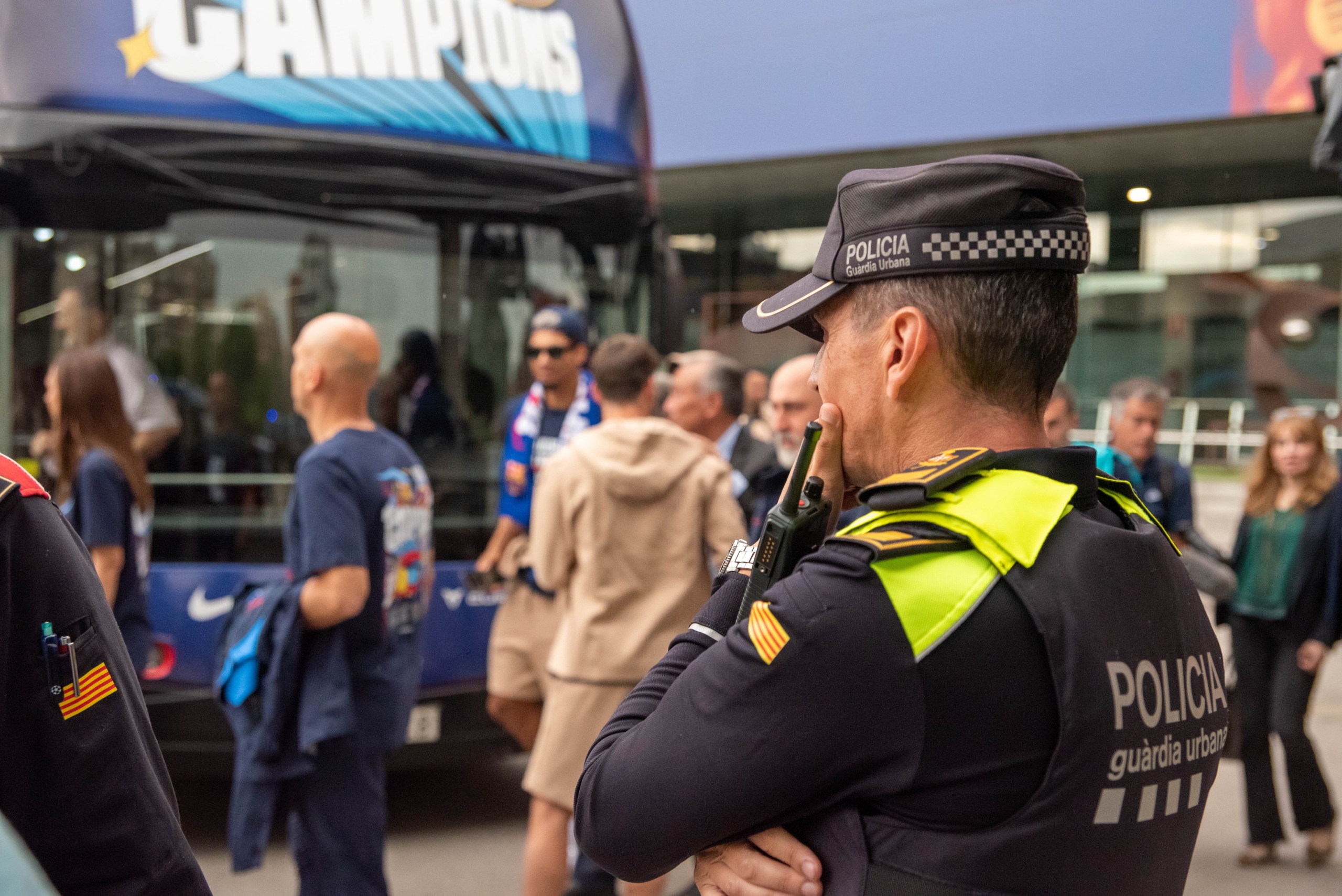 Agentes de la Guardia Urbana a las proximidades del Camp Nou escoltando los jugadores del Barça / Guardia Urbana (GUB)