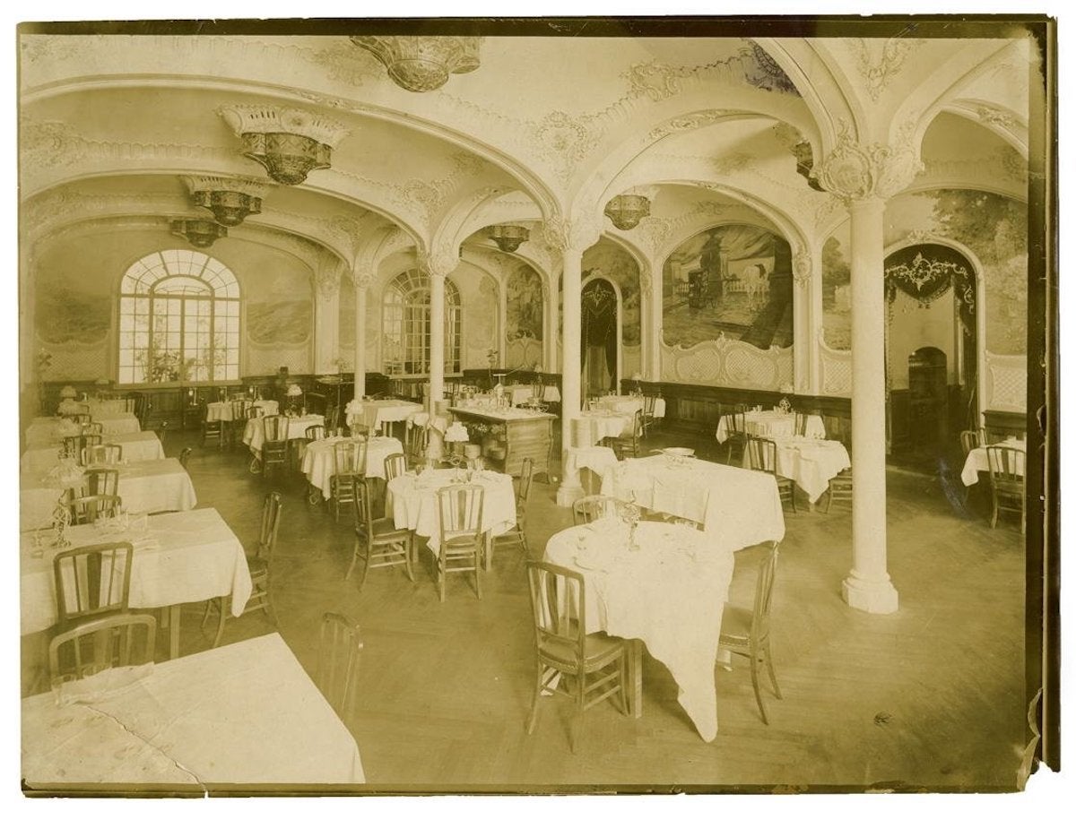 Una de les sales interiors de l'antiga Maison Dorée de la plaça de Catalunya / Arxiu Fotogràfic de Barcelona