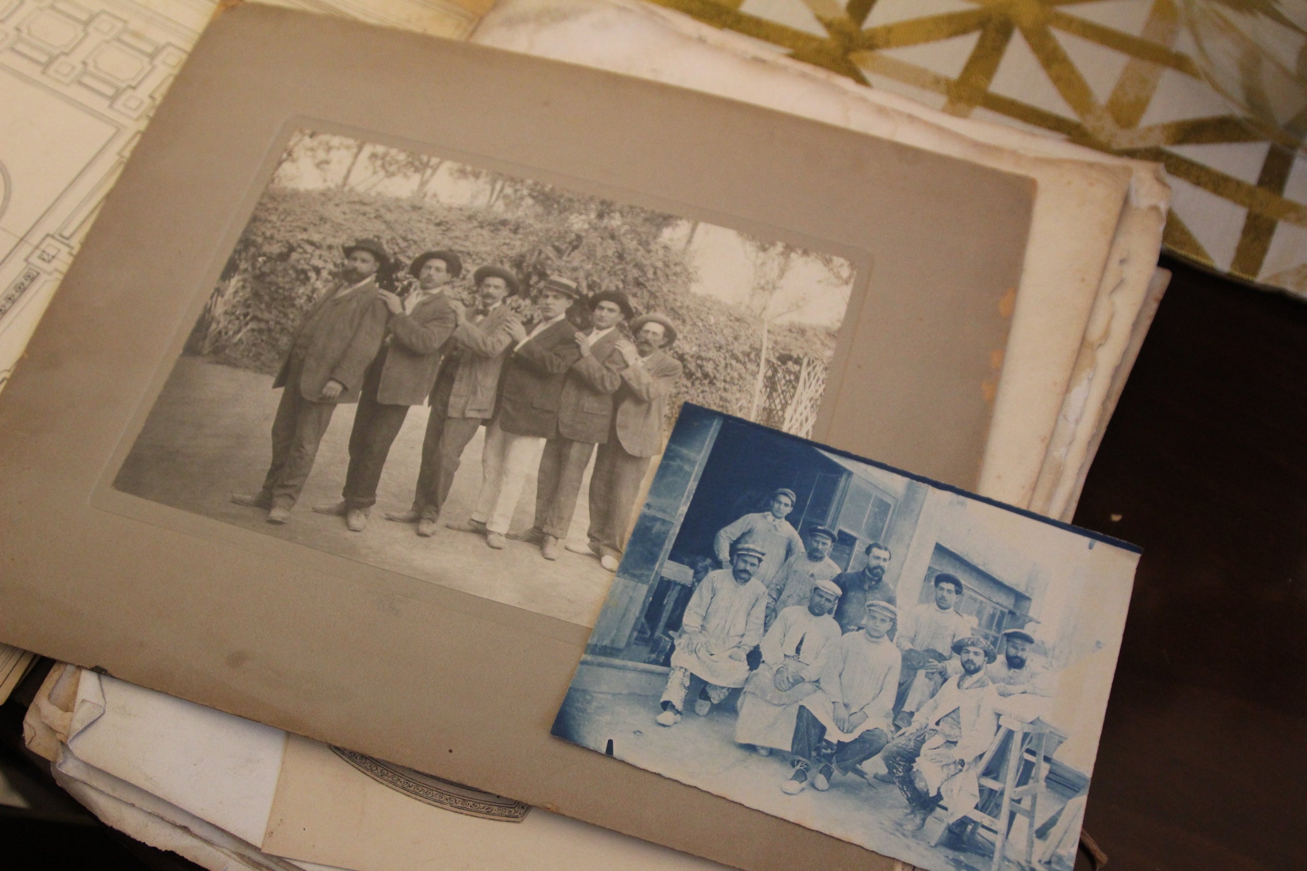 Fotografies de la carpeta de Juan Coll Molas trobada pels nous inquilins del pis / A.R.