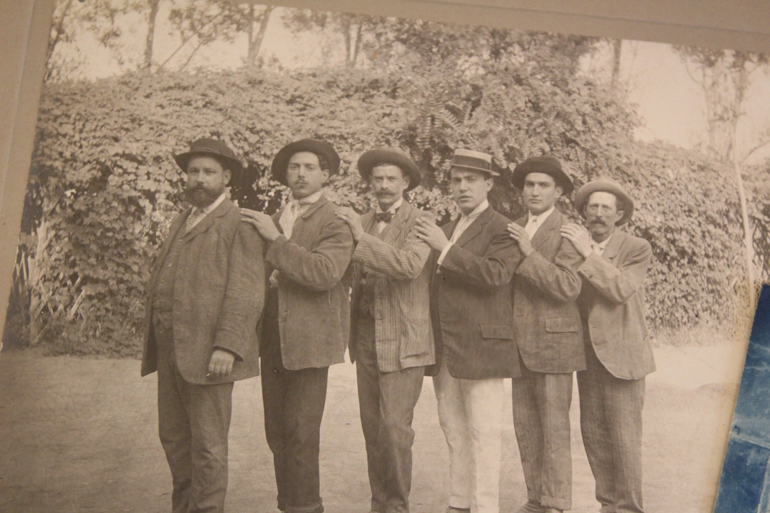 Una de les fotografies de la carpeta de Juan Coll Molas trobada pels nous inquilins del pis / A.R.