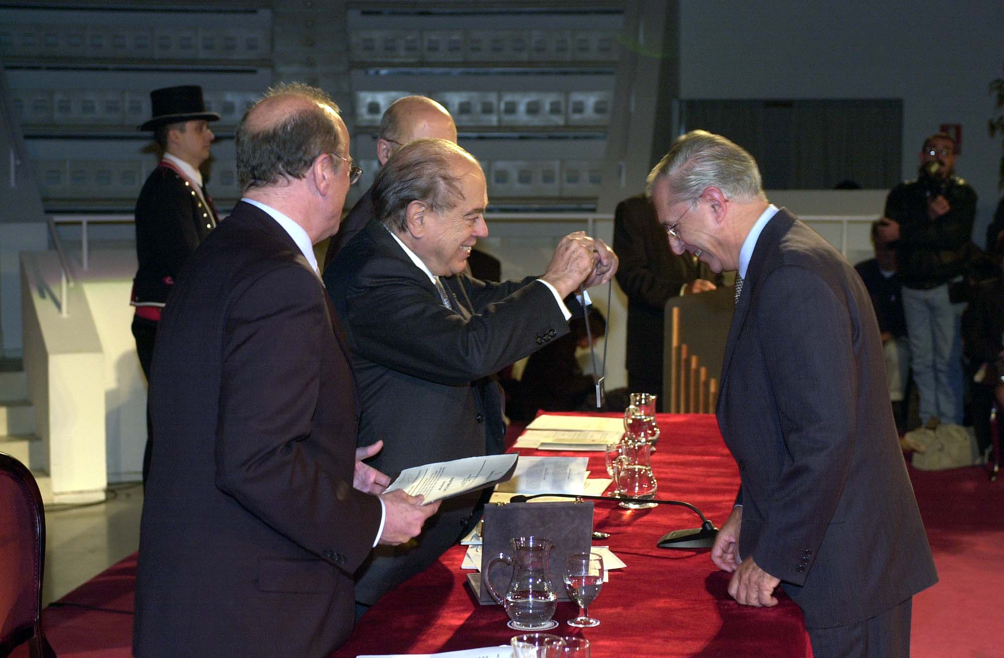 Joaquim Ramis en el moment de rebre la Creu de Sant Jordi l'any 2001 / Generalitat de Catalunya