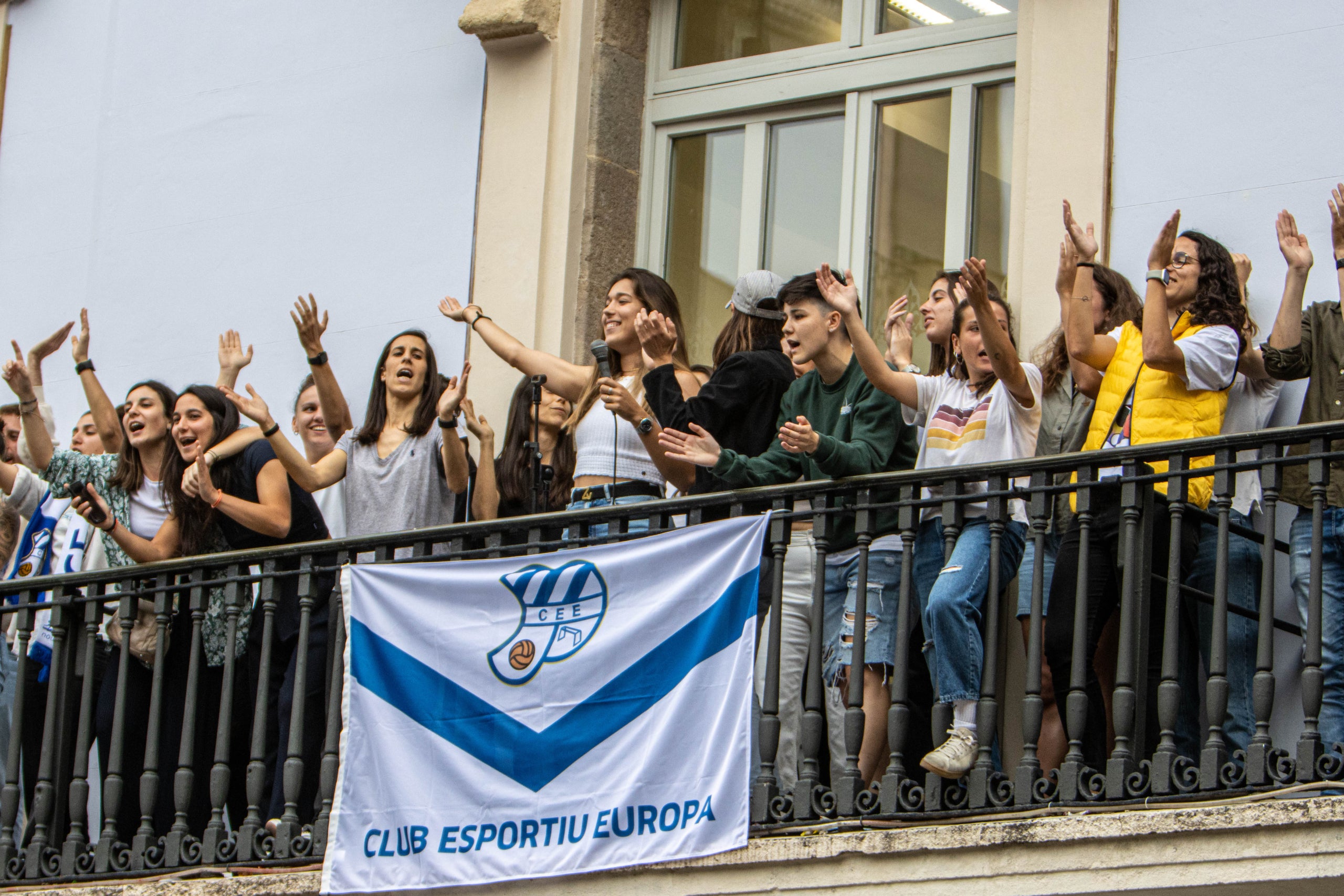 Les jugadores del primer equip femení del CE Europa celebren l'ascens a l'Ajuntament de Gràcia | CE Europa