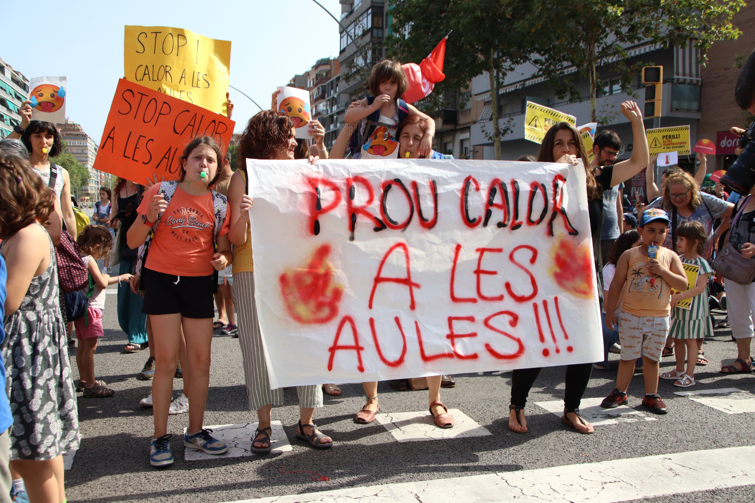 Imatge de la manifestació contra la calor a les aules / ACN