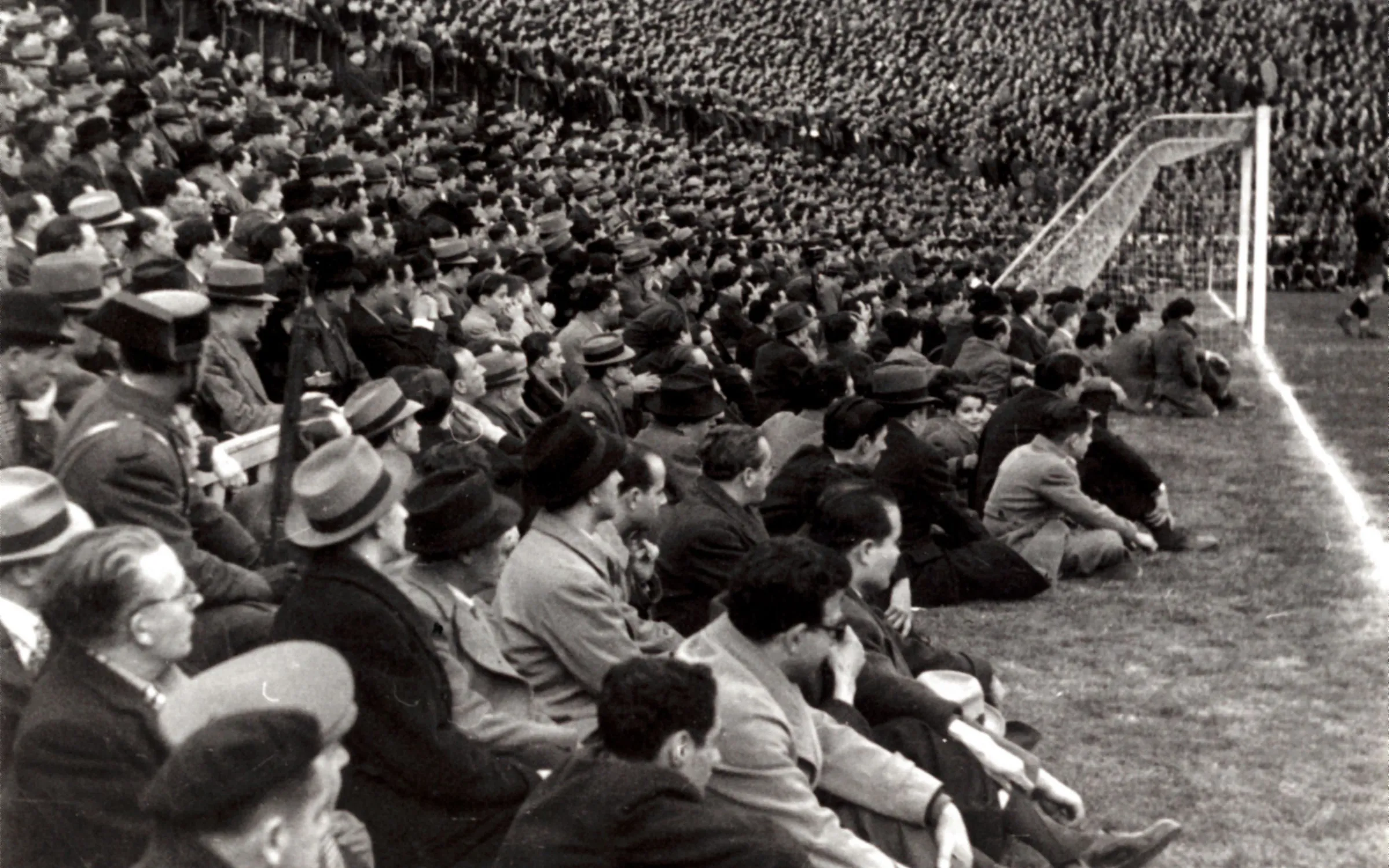 Un partit a l'antic camp de les Corts del Barça / FC Barcelona