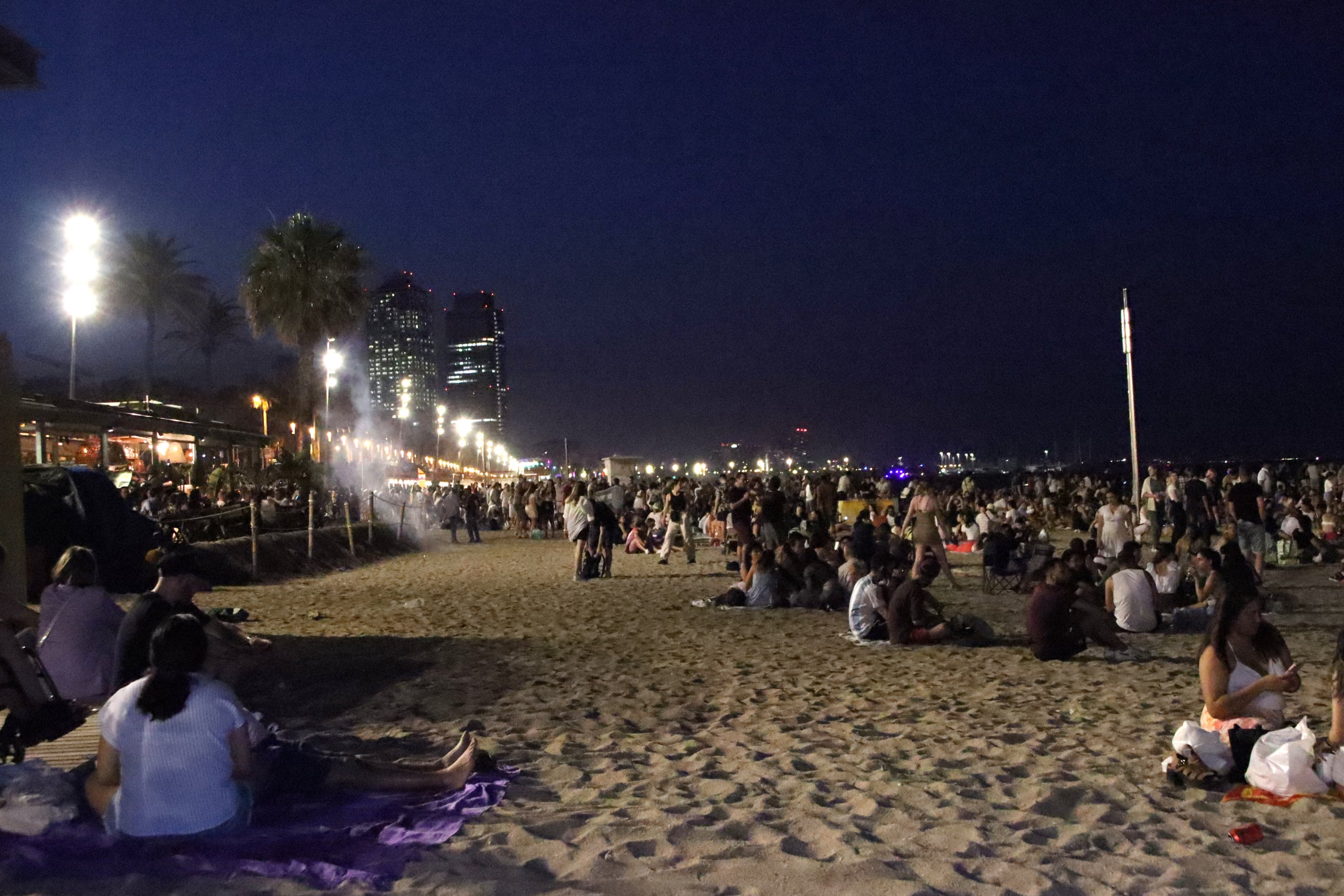 La revetlla de Sant Joan en una de les platges de Barcelona / Blanca Blay (ACN)
