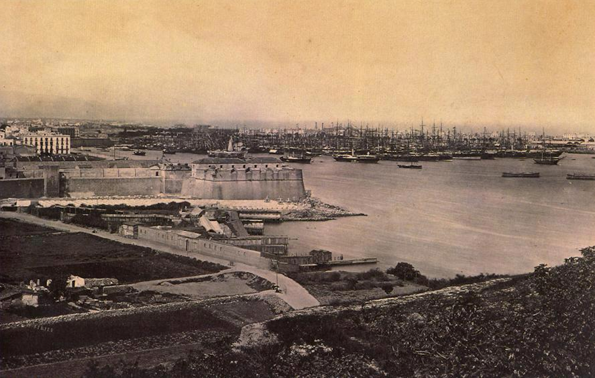 El antiguo baluarte del Rey visto desde la montaña de Montjuïc / F. Frith