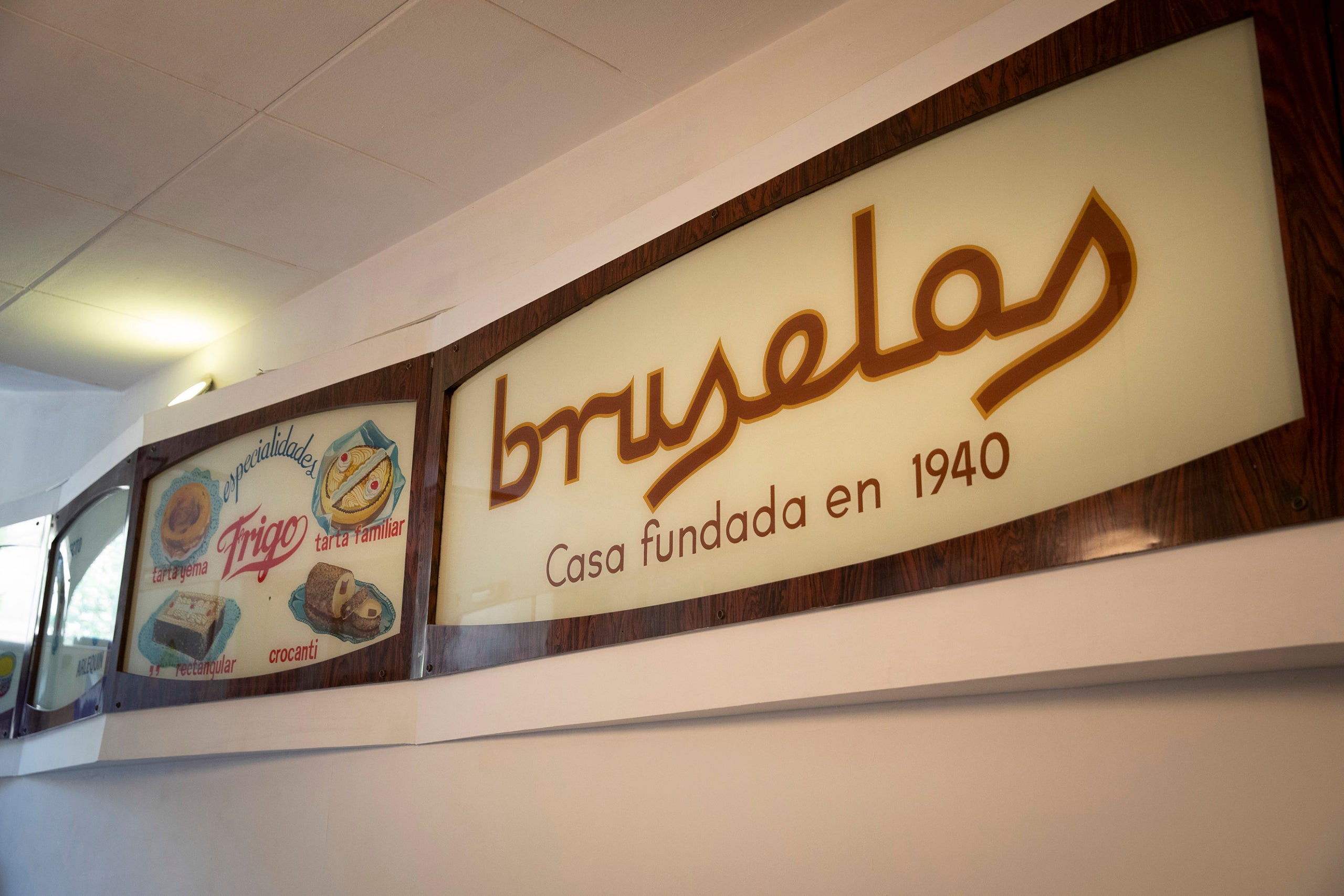 Els emblemàtics cartells de Frigo presideixen el local des de l'època de la fundadora del negoci / Jordi Play