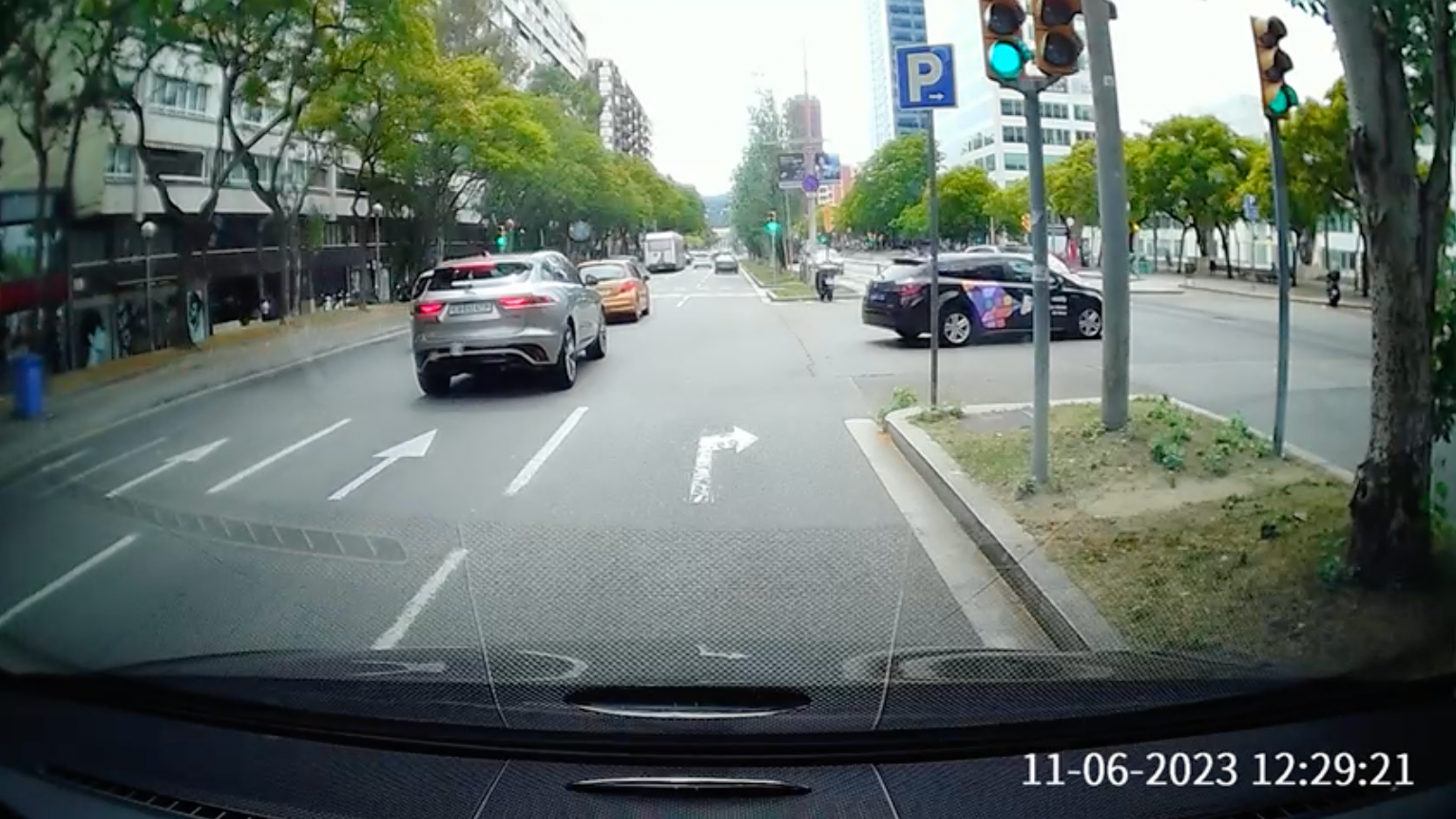 Accident d'un VTC per passar un semàfor en vermell 