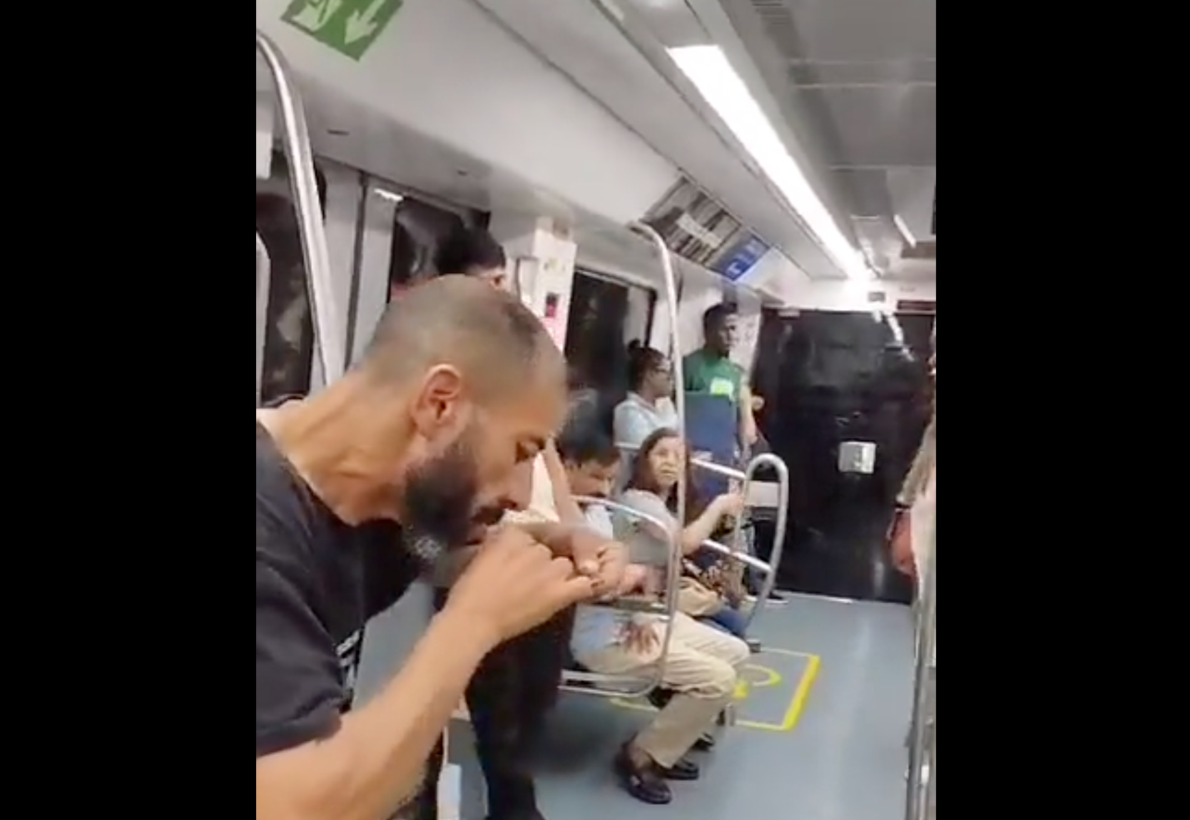 Un home esnifa al metro 