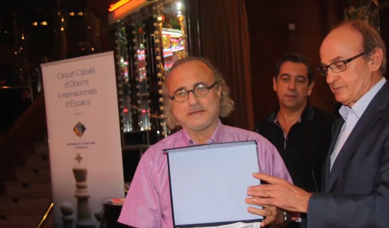 Pep Melendres, amb la insígnia de plata entregada per la Federació Catalana d'Escacs | Federació Catalana d'Escacs