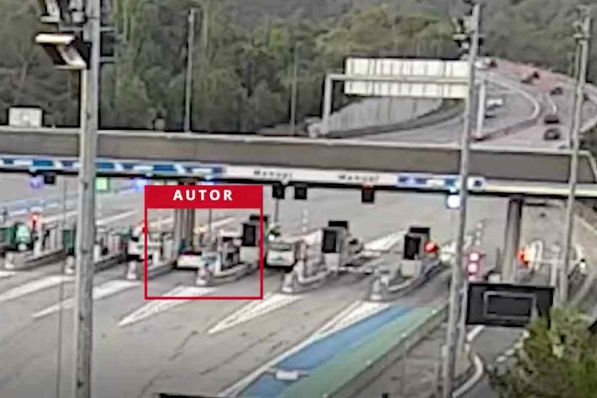 El infractor, saltándose el peaje de los túneles de Vallvidrera | Mossos