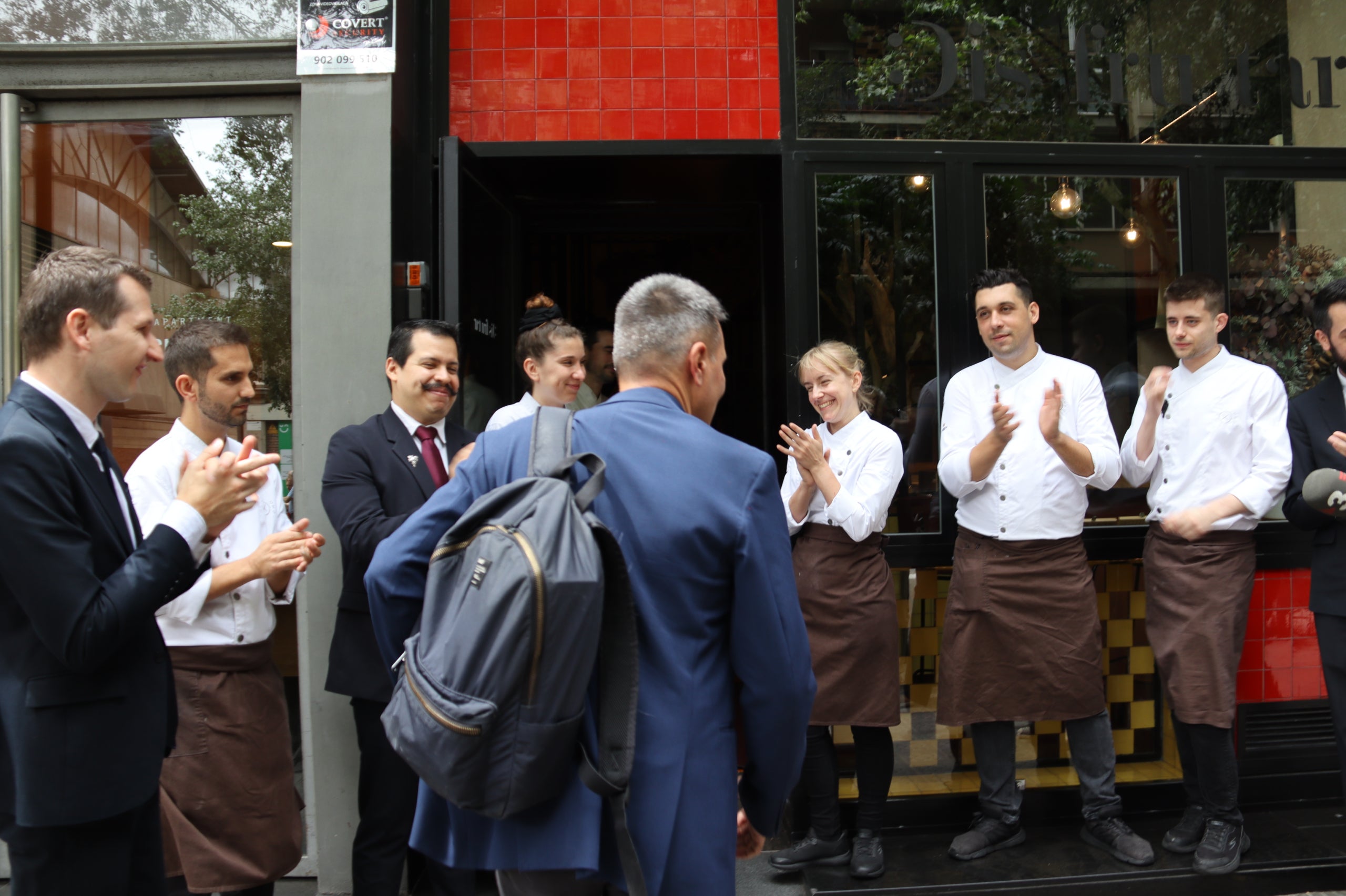Oriol Casto, un dels xefs, aplaudit a la seva arribada al restaurant | Marta Pratdebesa - ACN
