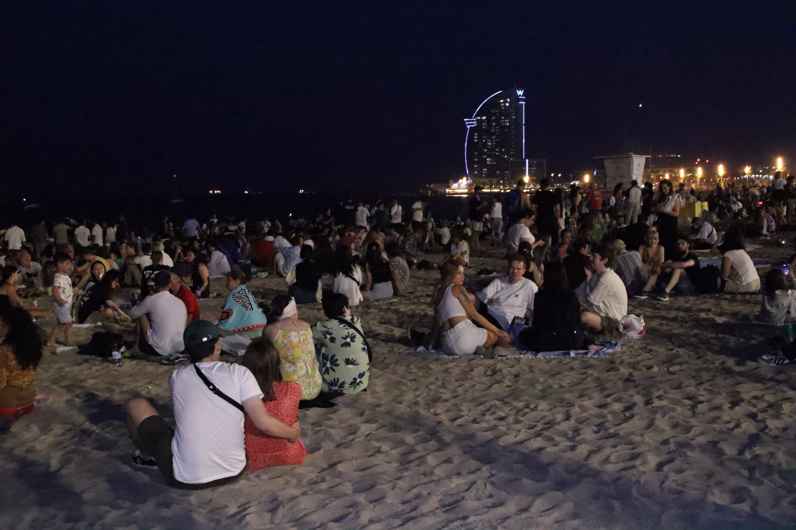 La revetlla de Sant Joan en una de les platges de Barcelona / Blanca Blay (ACN)