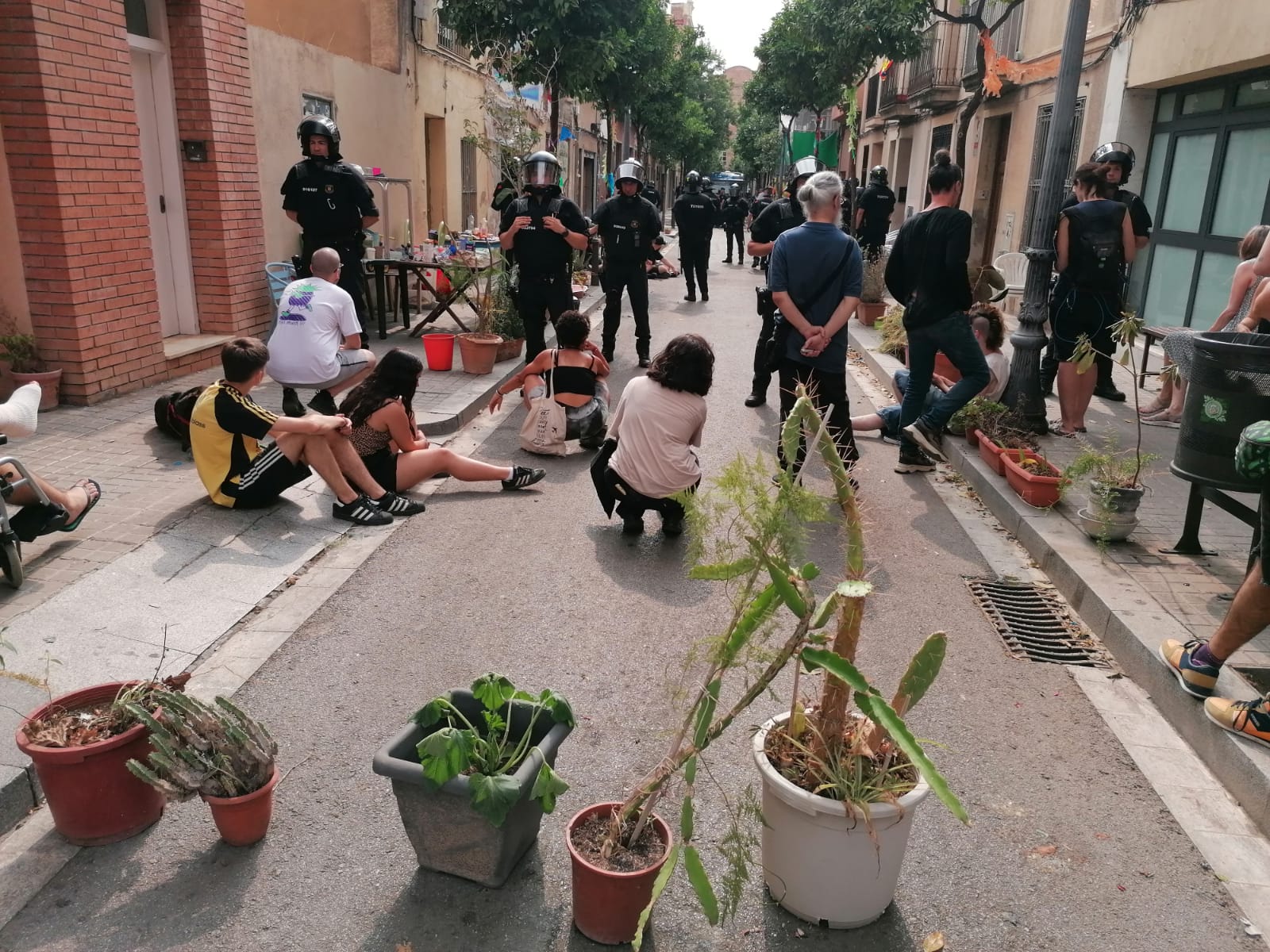 Diferents persones es concentrades a les portes de l'hort comunitari per tal d'evitar el desnonament / Gabriel González