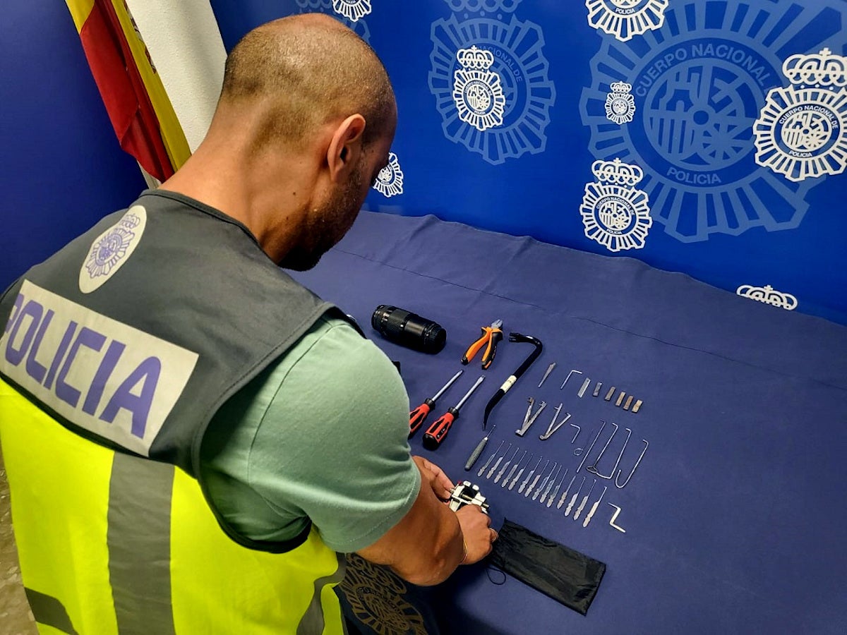 Un agent amb les eines intervingudes durant l'operació / Policia Nacional