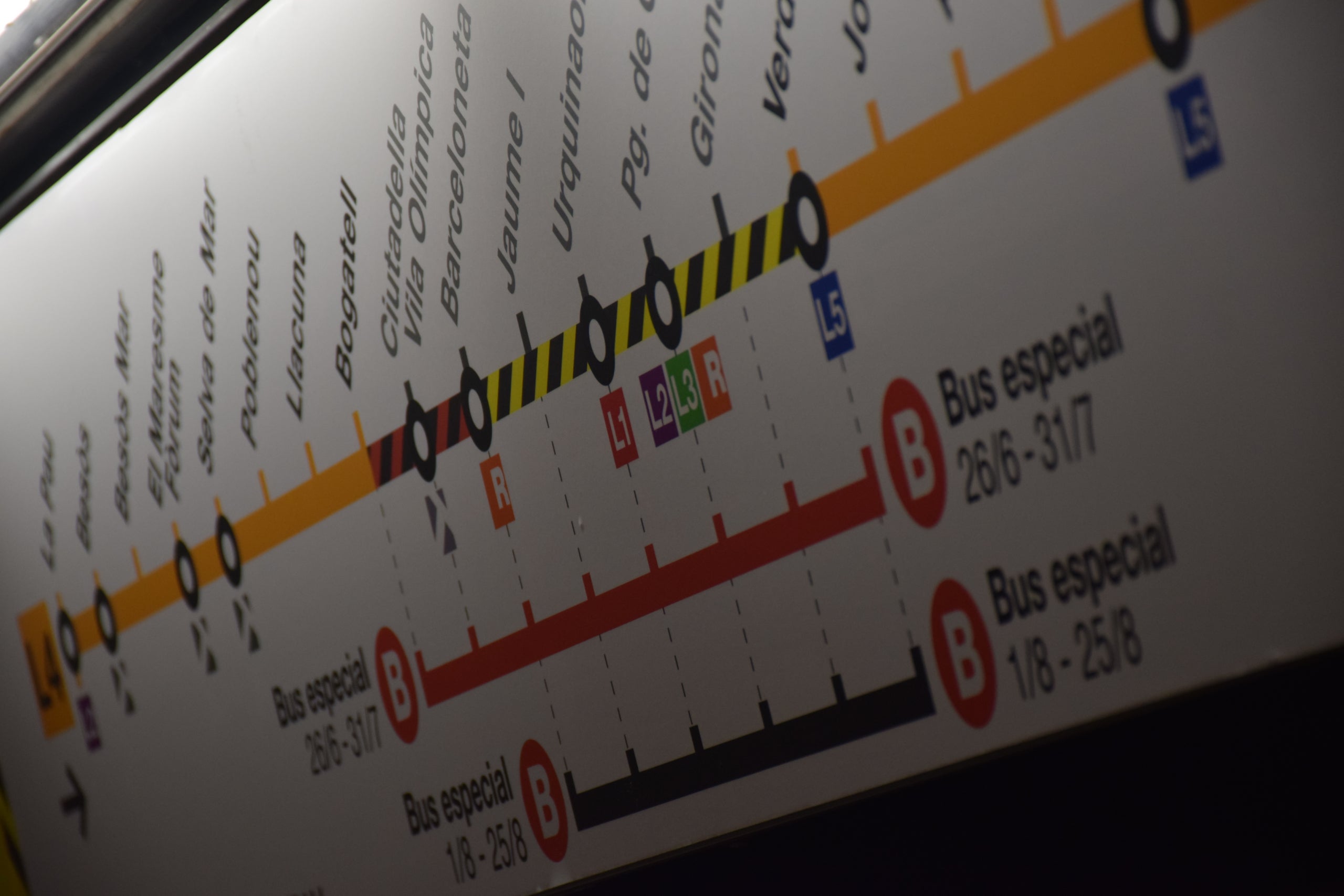 Rètols informatius amb els talls en una parada de l'L4 | Miquel Vera - ACN