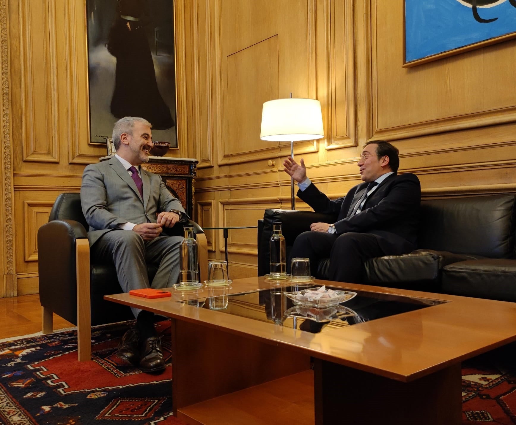  El alcalde de Barcelona, Jaume Collboni, y el ministro de Asuntos exteriores, José Manuel Albares, en la reunión en el consistorio | Europa Press