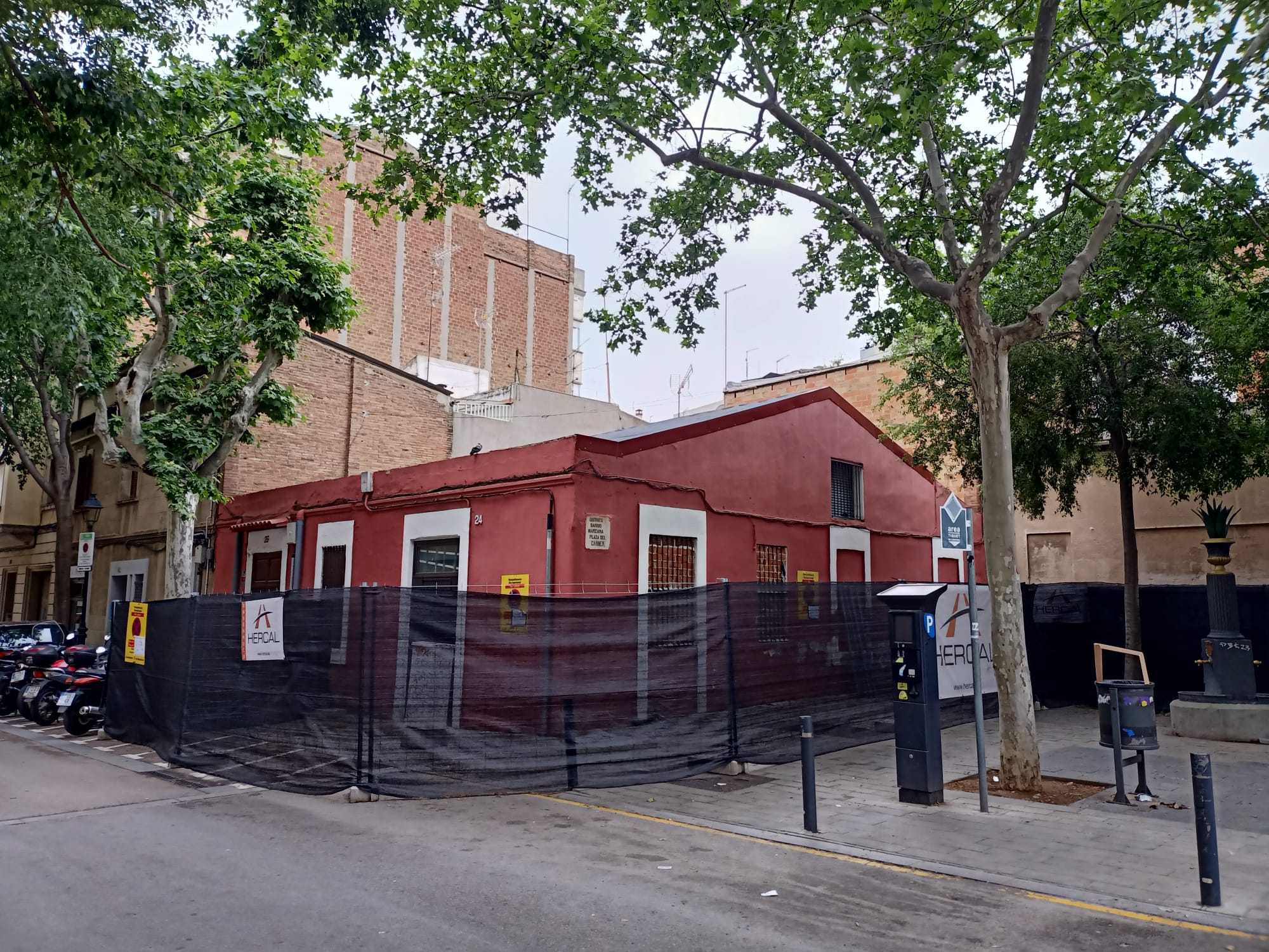 La caseta grana de la plaça del Carme ja enderrocada / Salvem el Camp de la Creu - Colònia Castells