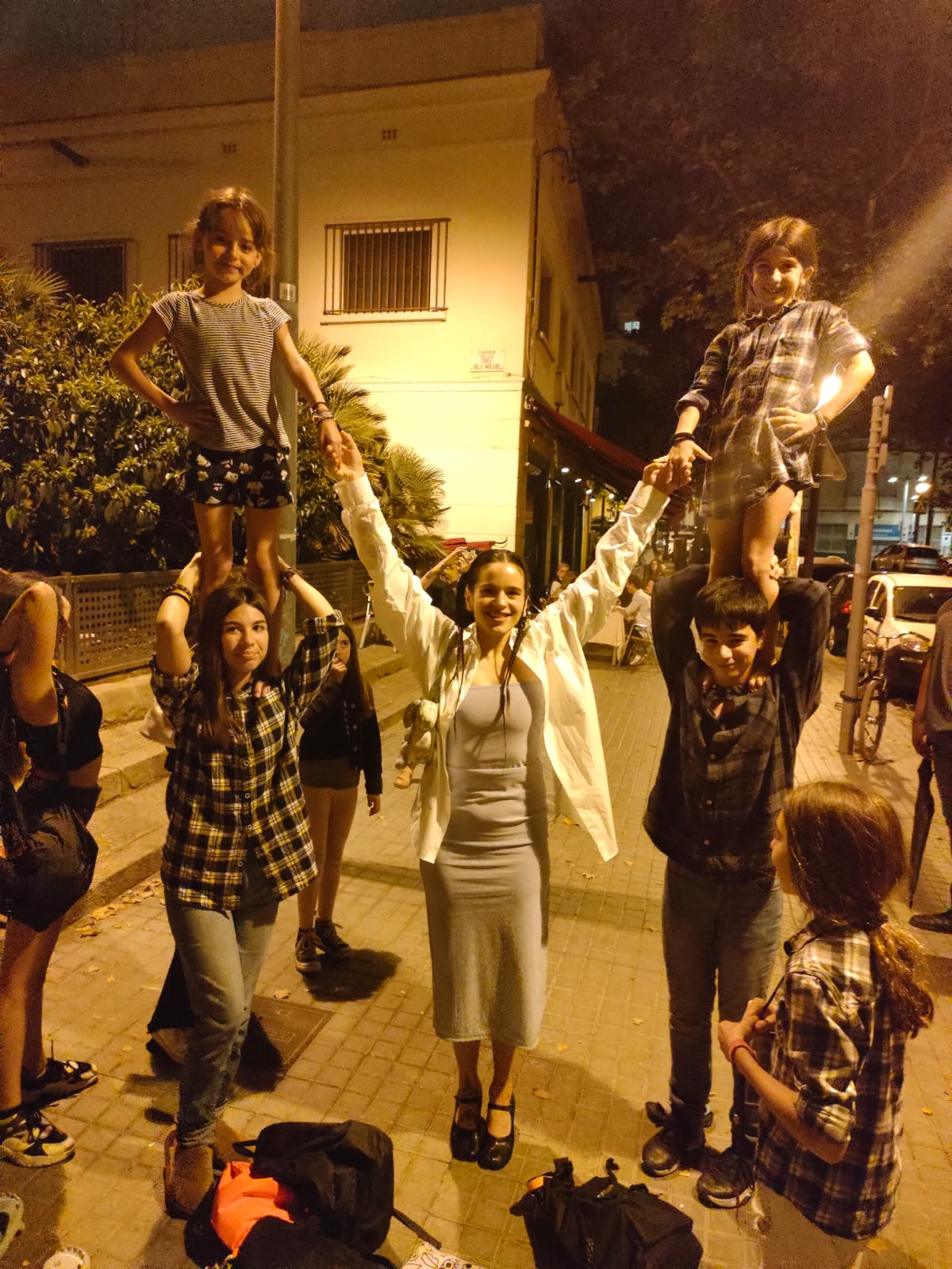 Rosalía amb els petits de la colla de Castellers del Poble-sec / Castellers del Poble-sec