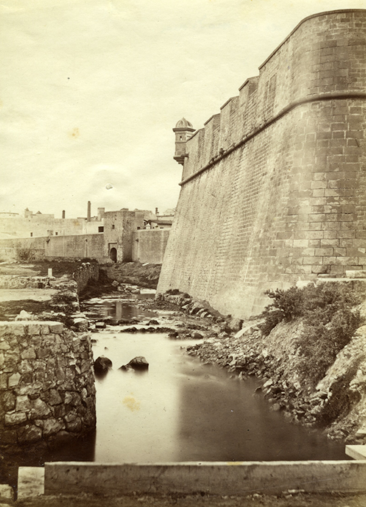 Una de las imágenes más antiguas que se conservan del baluarte del Rey en el año 1862 / Archivo Fotográfico de Barcelona