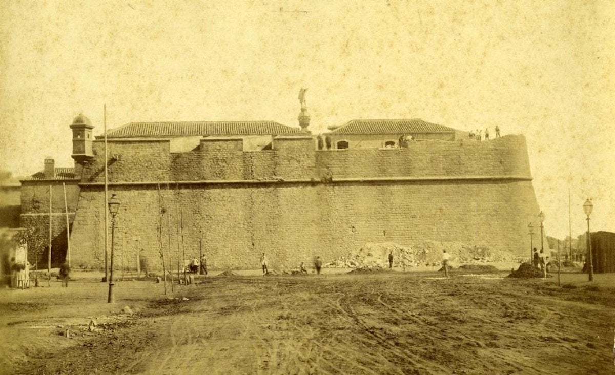 Inicio de los trabajos de escombro del antiguo baluarte del Rey / Juan Martí. Archivo Fotográfico de Barcelona
