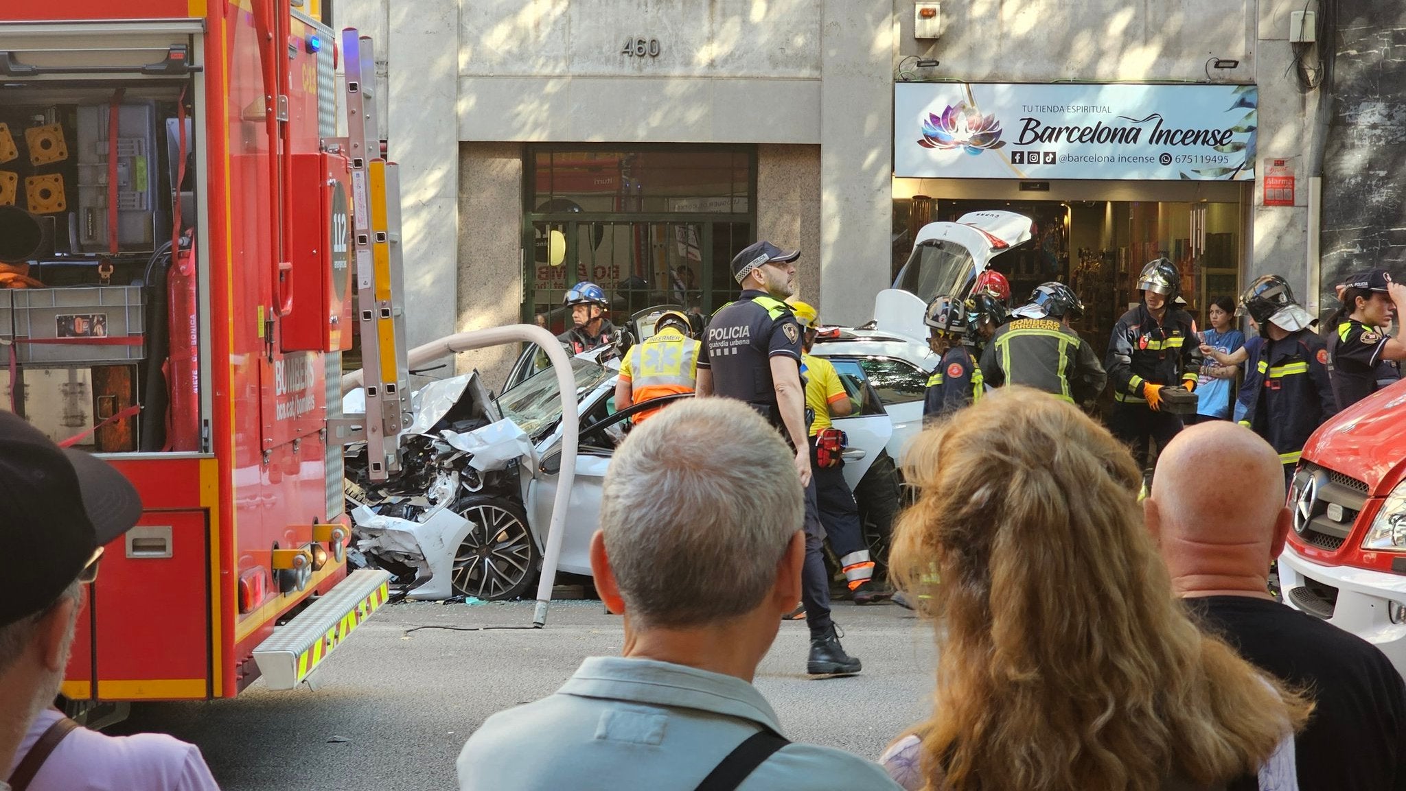 Instants després de l'accident al Carrer València | Twitter: @Albertet1981
