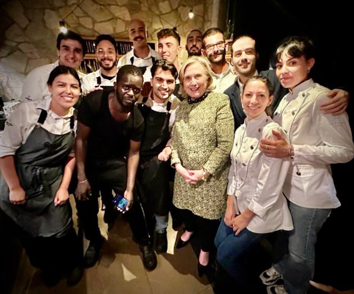 Hillary Clinton amb el personal del restaurant Estimar / Twitter: @EstimarZafra