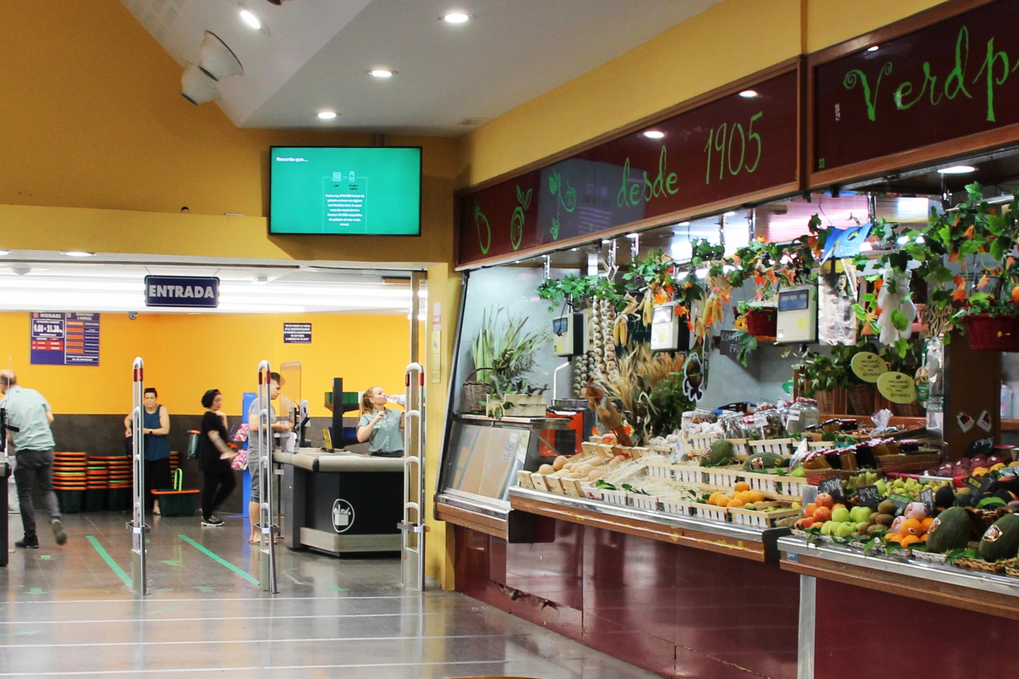 Les parades del mercat Fort Pienc comparteixen espai amb un Mercadona | Gabriel González