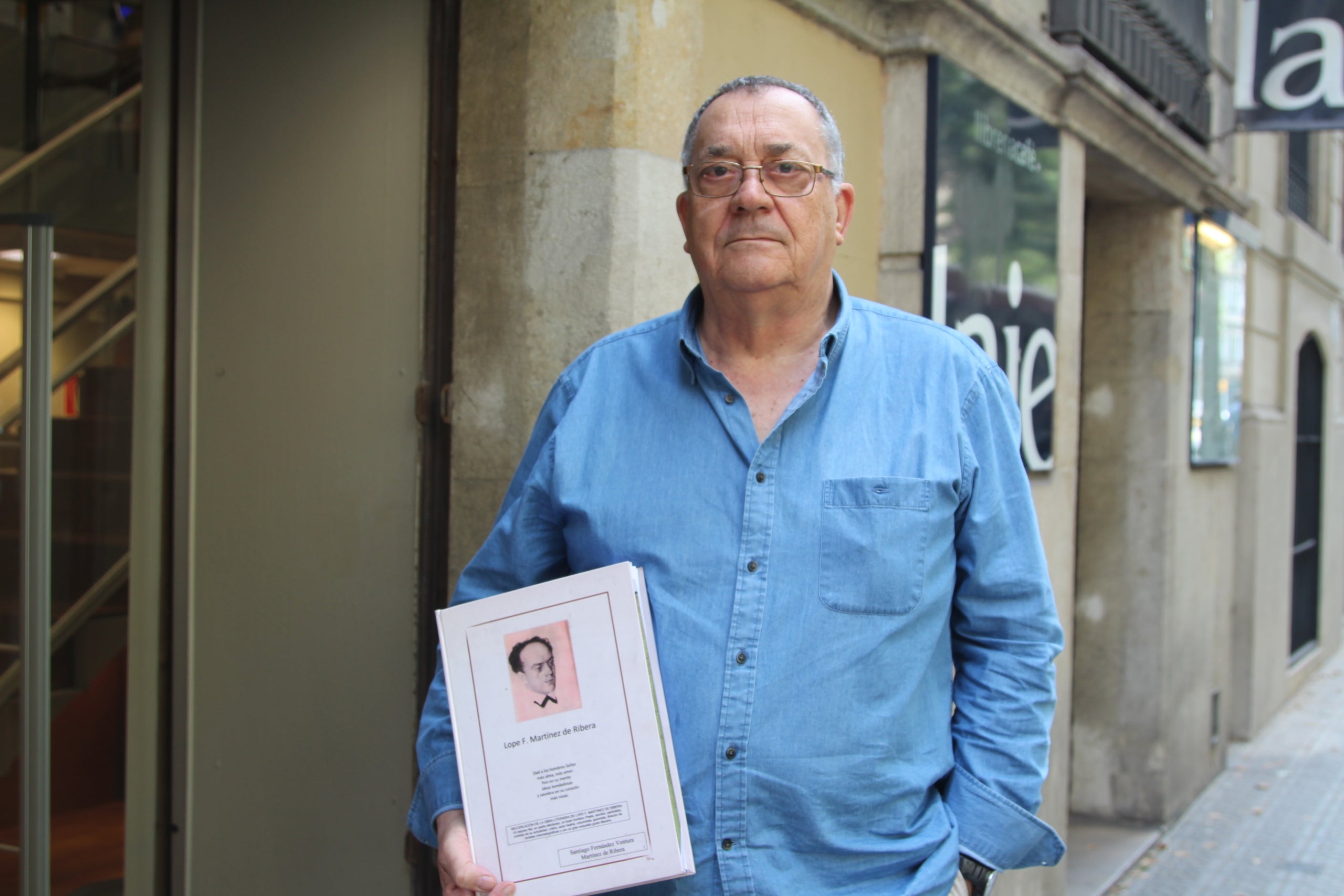 Santiago Fernández Ventura amb el llibre on ha recopilat la trajectòria del seu pare Lope F. Martínez de Ribera / A.R.